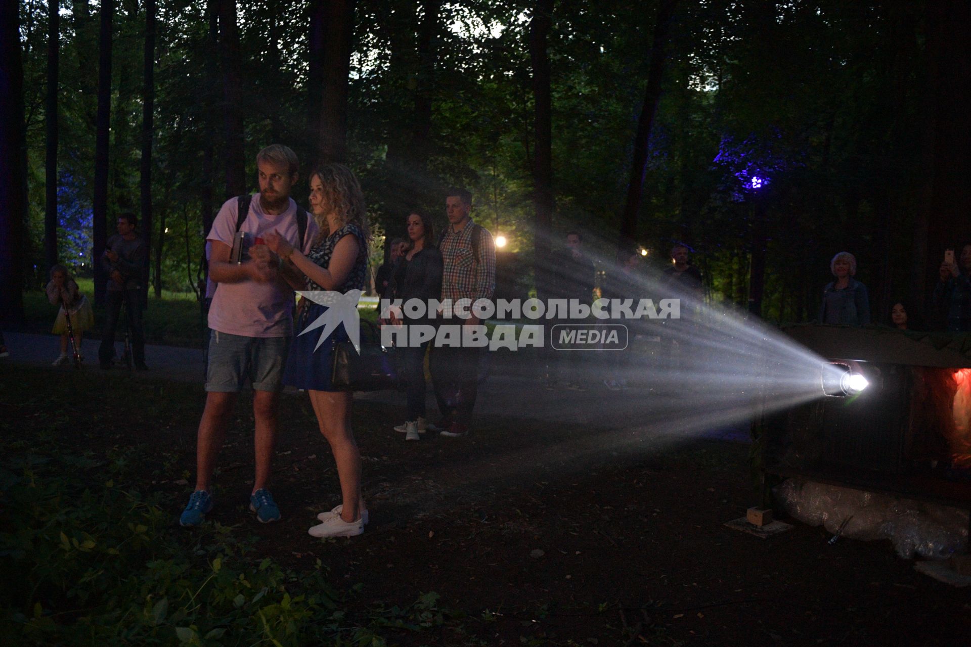 Москва. Посетители на III ежегодном фестивале искусств `Вдохновение` в парке `Останкино`.