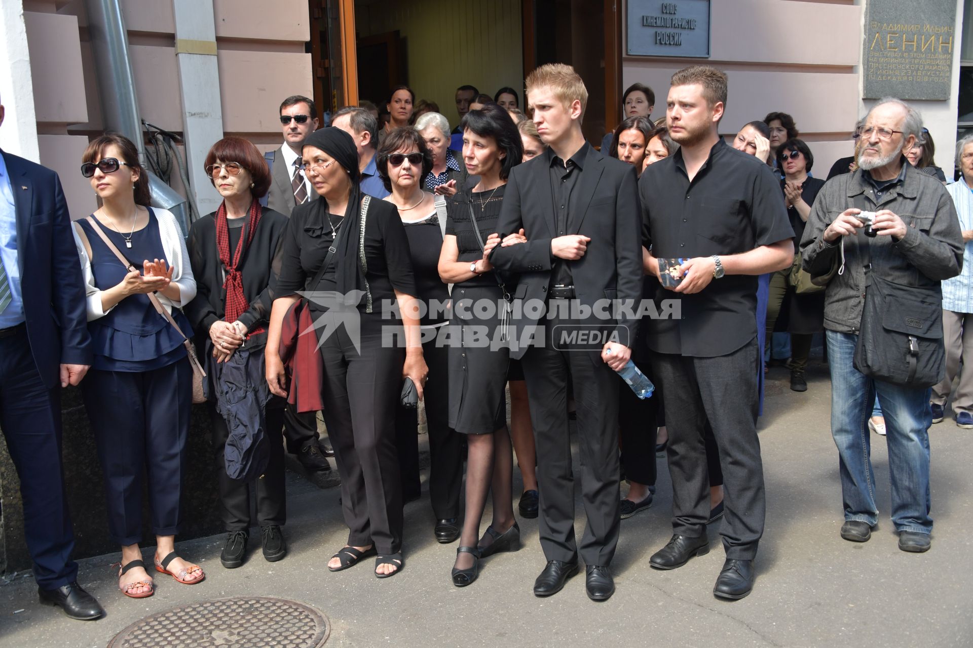 Москва. Сын Владимира Толоконникова Родион (в центре) на церемонии прощания с актером Владимиром Толоконниковым в Доме кино.