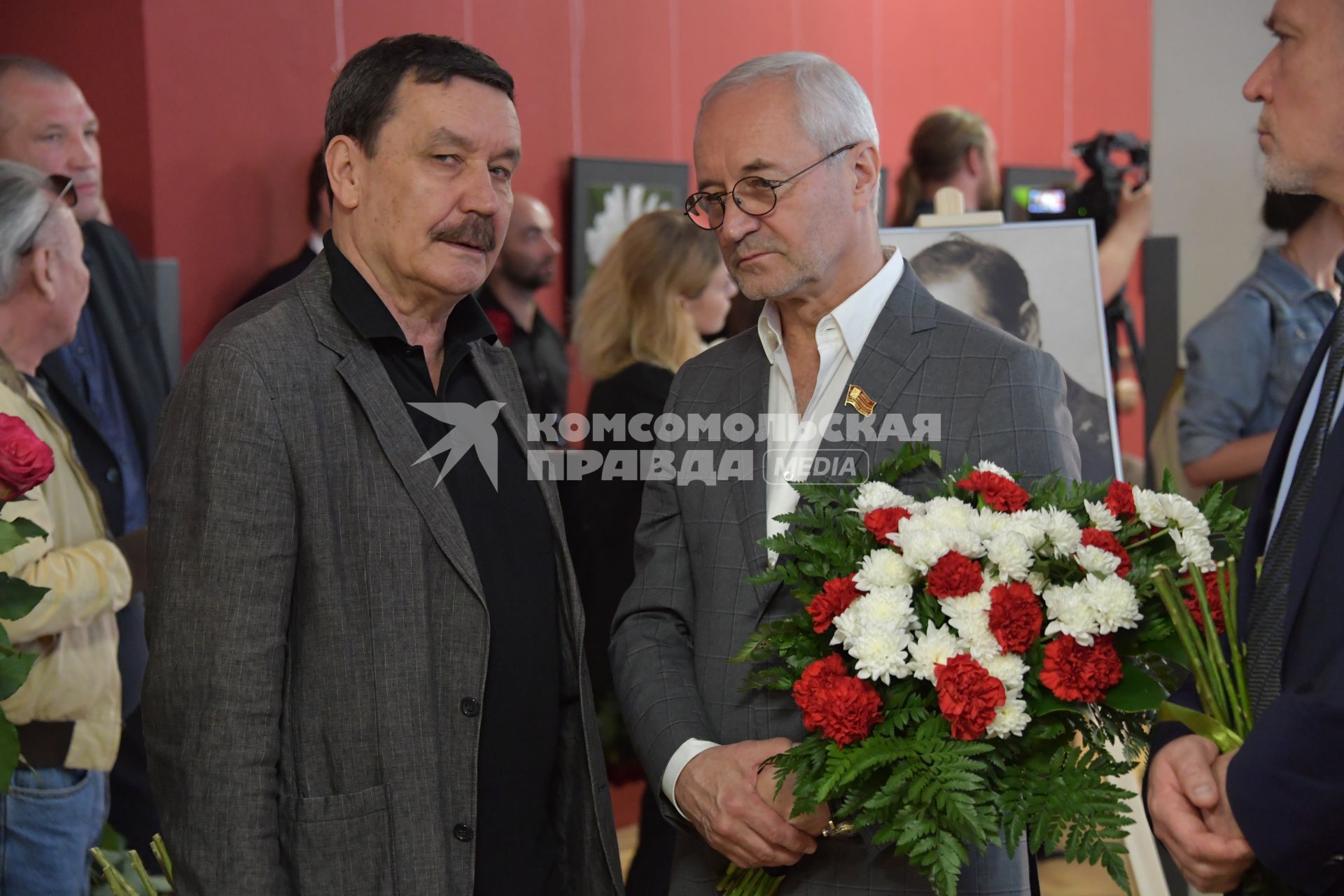 Москва. Режиссер Вадим Абдрашитов и председатель комиссии по культуре и массовым коммуникациям Московской городской думы, актер, режиссер Евгений Герасимов Евгений Герасимов на церемонии прощания с актером Владимиром Толоконниковым в Доме кино.