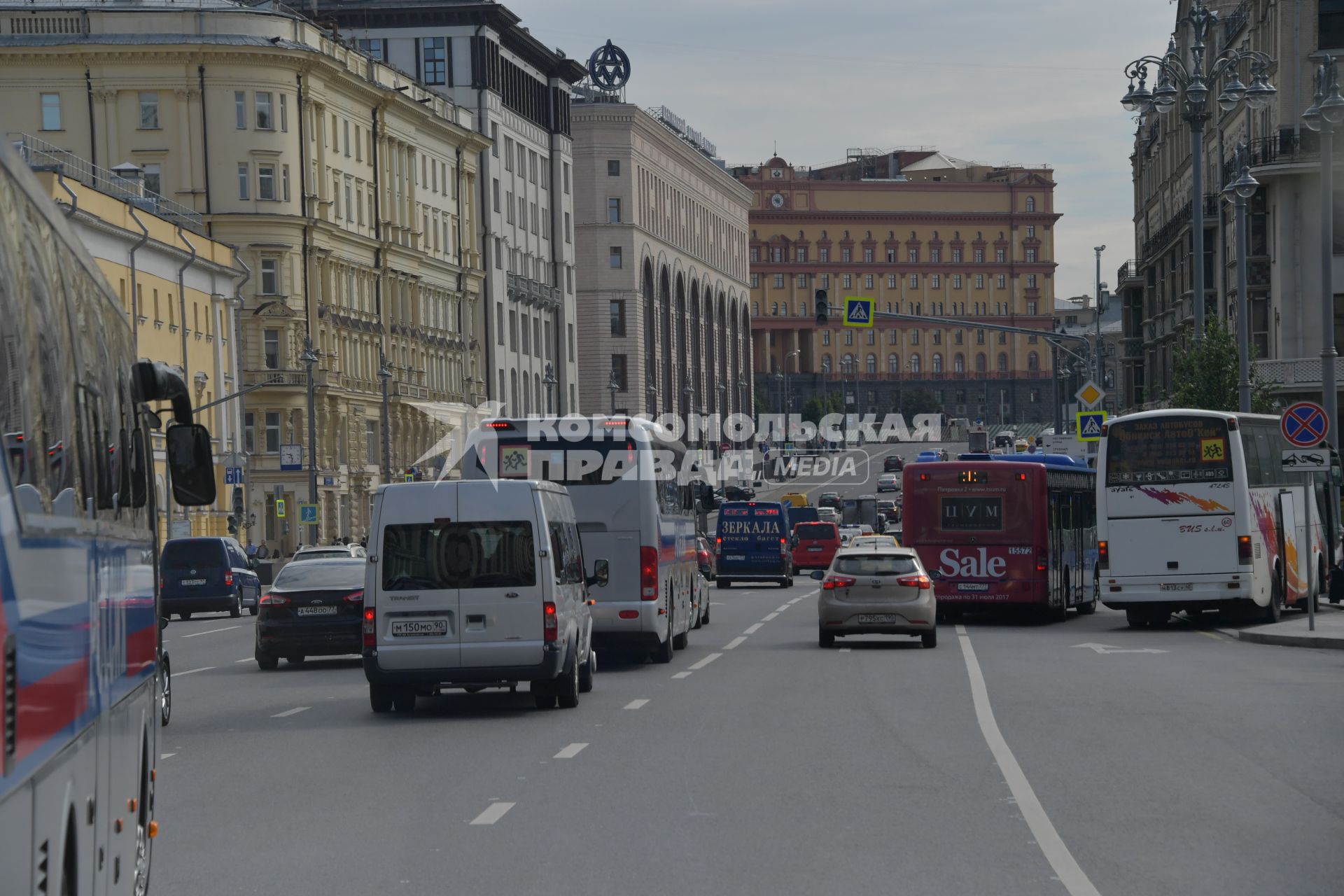 Москва. Автомобильное движение на Театральном проезде.