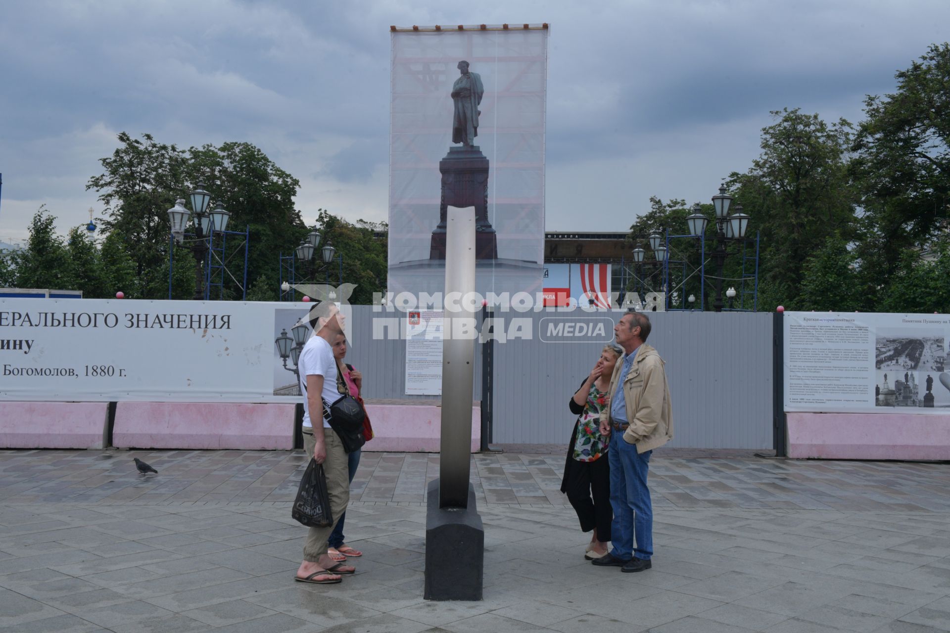 Москва. Прохожие у карты города на Пушкинской площади.