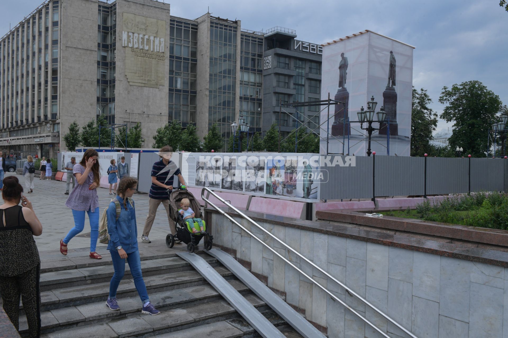Москва. Прохожие   на Пушкинской площади.