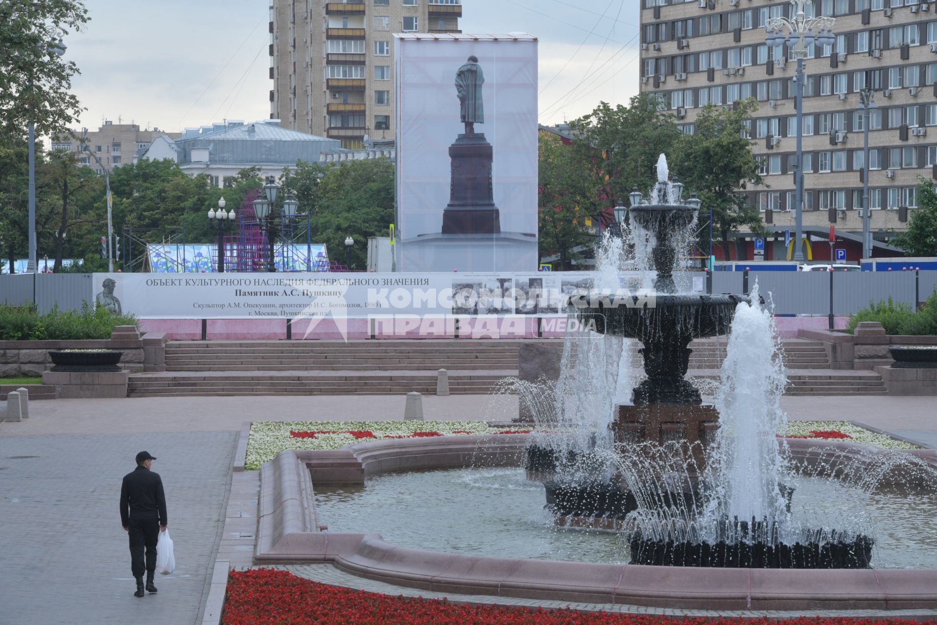 Москва. Реставрация памятника А.С.Пушкина  на Пушкинской площади.