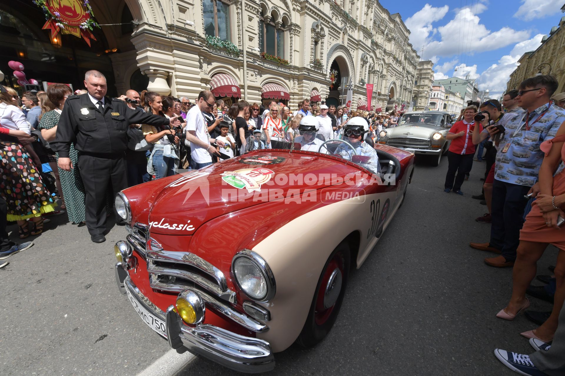 Москва. Участник   ГУМ-авторалли Gorkyclassic-2017  на автомобиле ГАЗ М20 `Победа` перед стартом гонки.