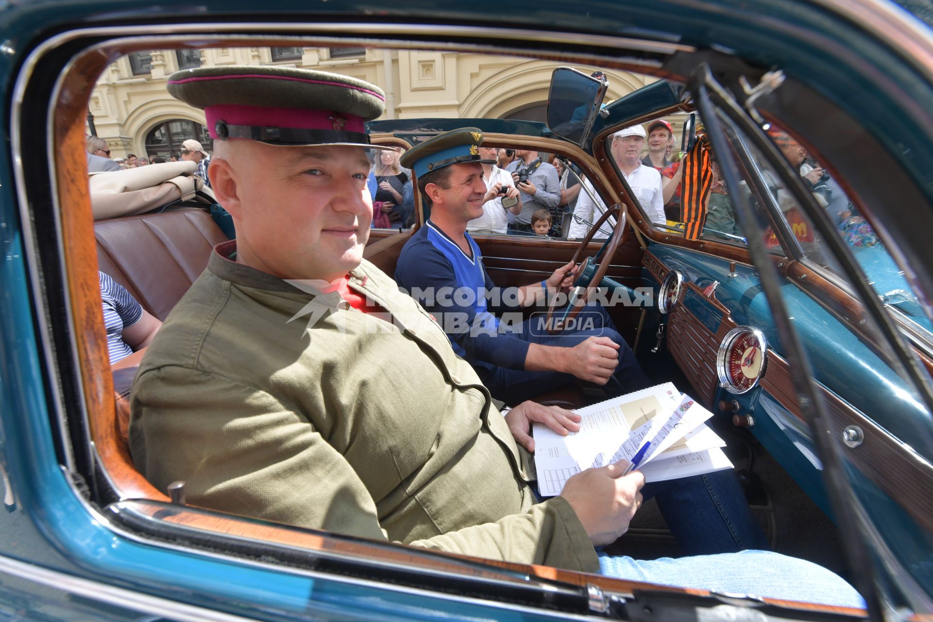 Москва. Участник   ГУМ-авторалли Gorkyclassic-2017   перед стартом гонки.