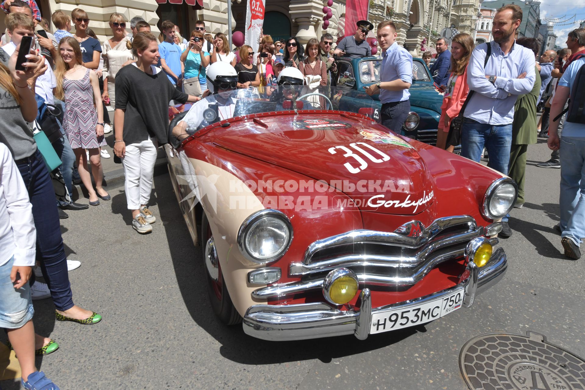 Москва. Участник   ГУМ-авторалли Gorkyclassic-2017  на автомобиле ГАЗ М20 `Победа` перед стартом гонки.