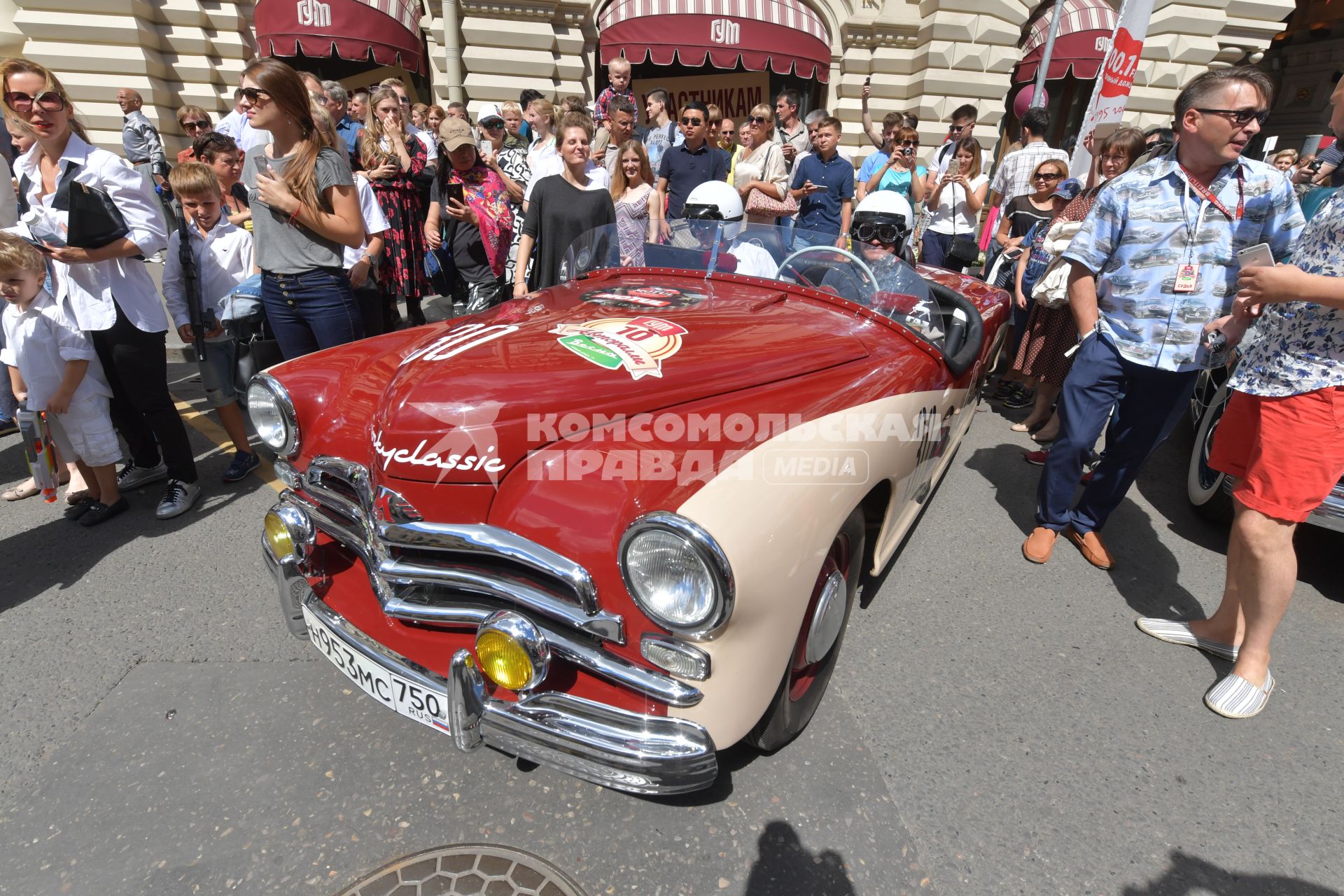 Москва. Участник   ГУМ-авторалли Gorkyclassic-2017  на автомобиле ГАЗ М20 `Победа` перед стартом гонки.