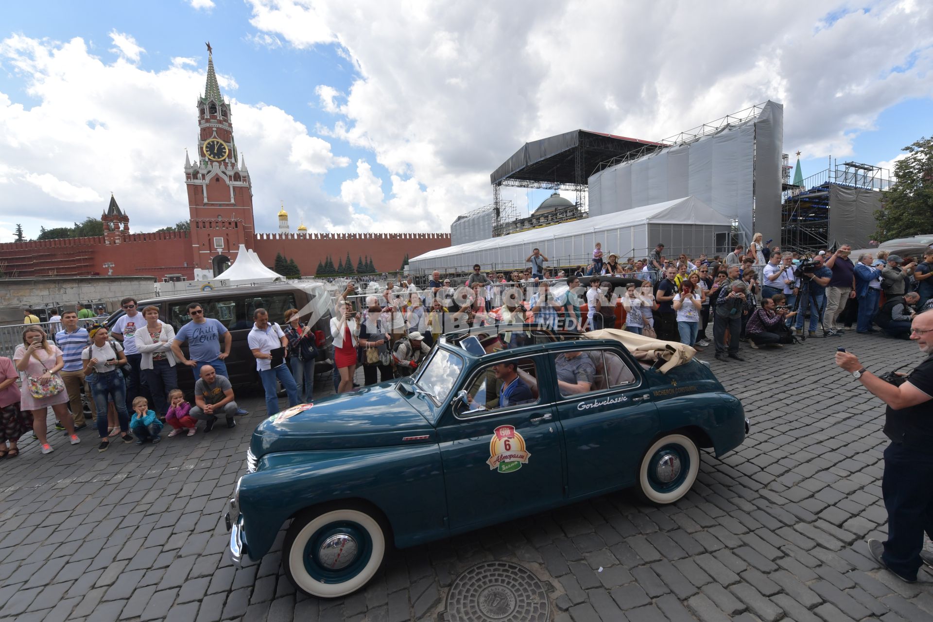 Москва. Участники   ГУМ-авторалли Gorkyclassic-2017  на автомобиле ГАЗ М20 `Победа` перед стартом гонки на Красной площади.