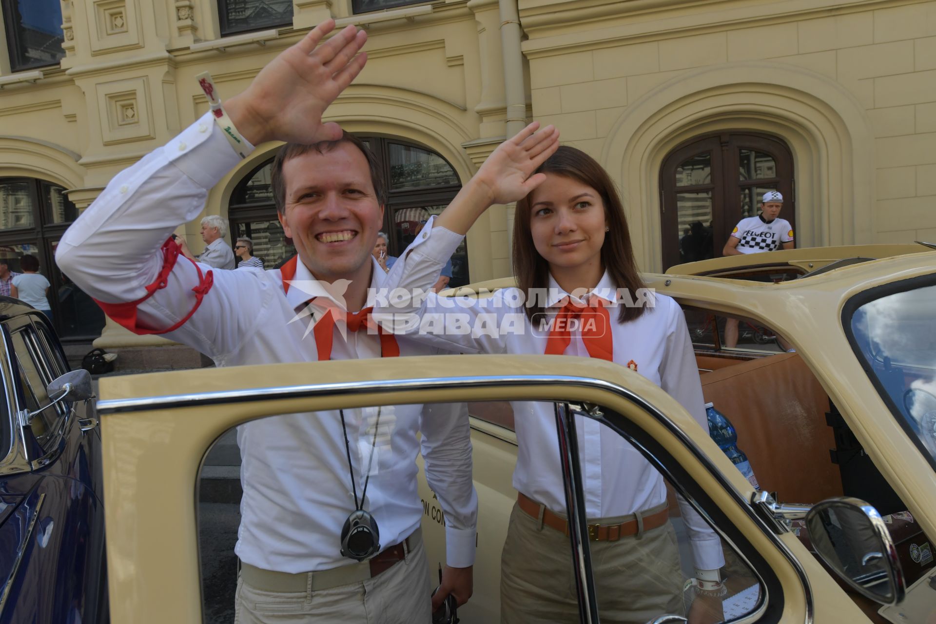 Москва. Участники  ГУМ-авторалли Gorkyclassic-2017 перед стартом гонки.