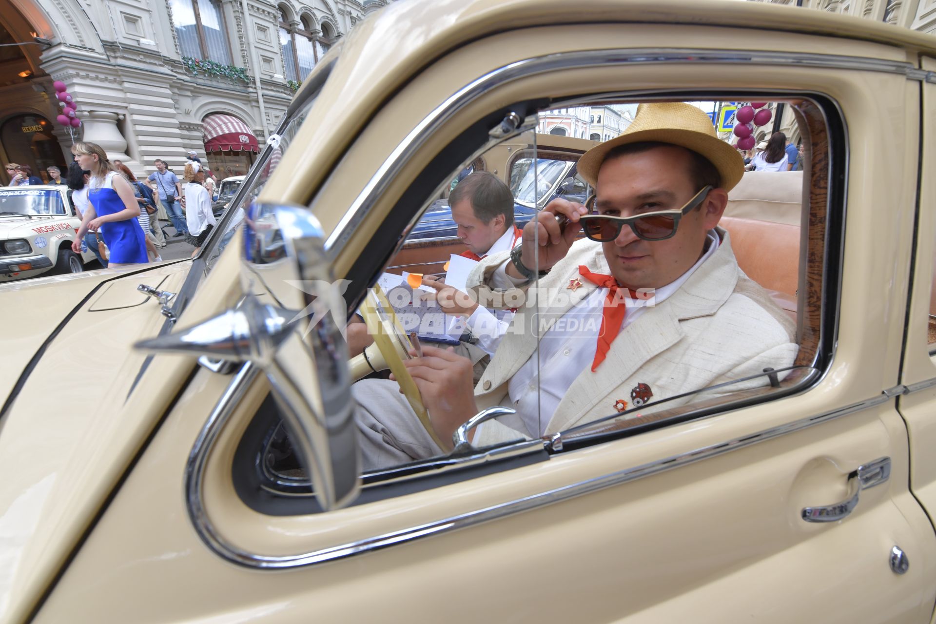 Москва. Участник  ГУМ-авторалли Gorkyclassic-2017 перед стартом гонки.