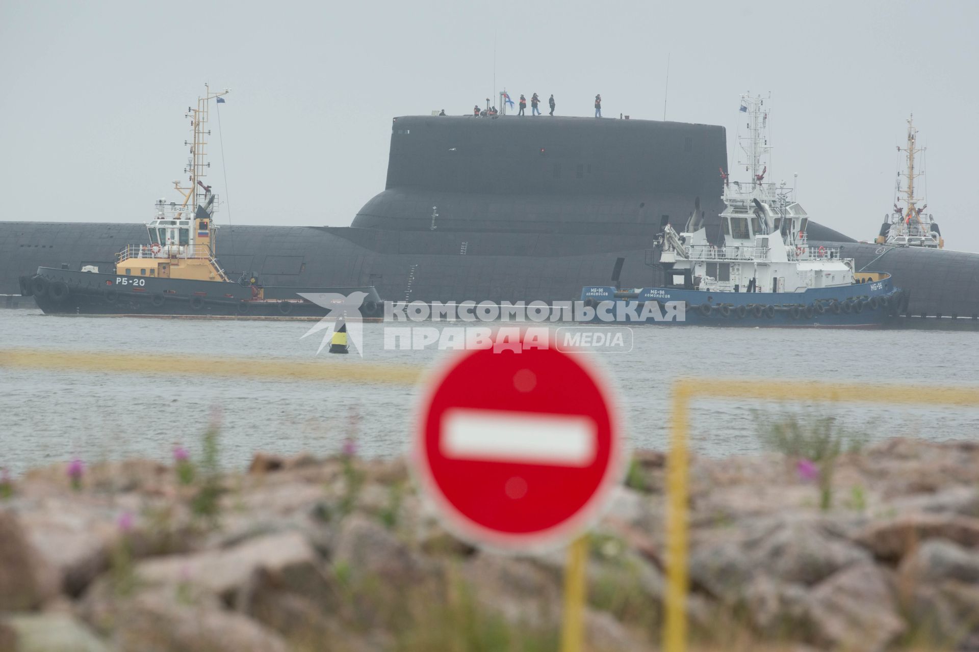 Кронштадт. Атомный подводный крейсер `Дмитрий Донской` в акватории Финского залива, прибывший для участия в параде кораблей ко Дню ВМФ.