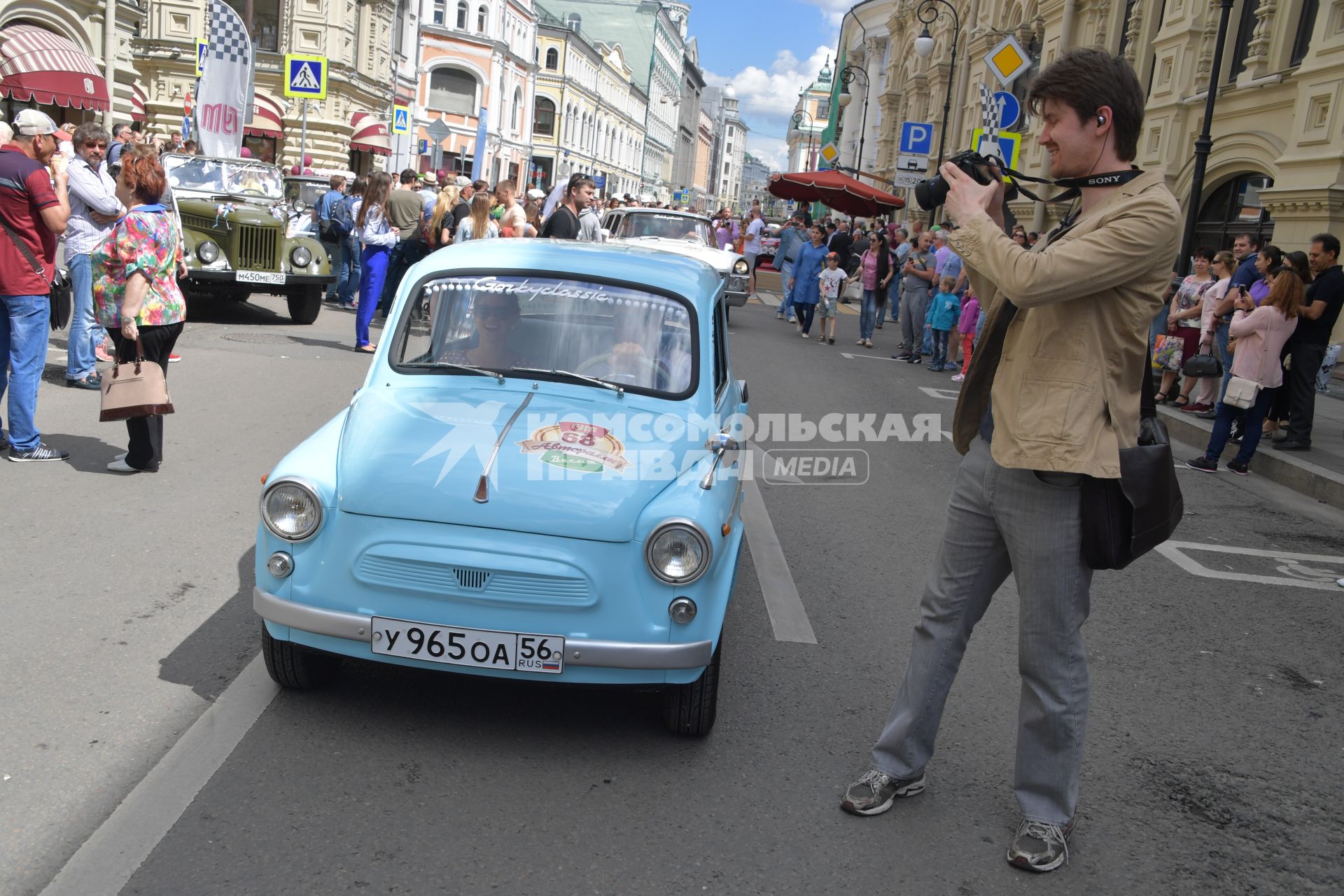 Москва. Участники   ГУМ-авторалли Gorkyclassic-2017 перед стартом гонки.