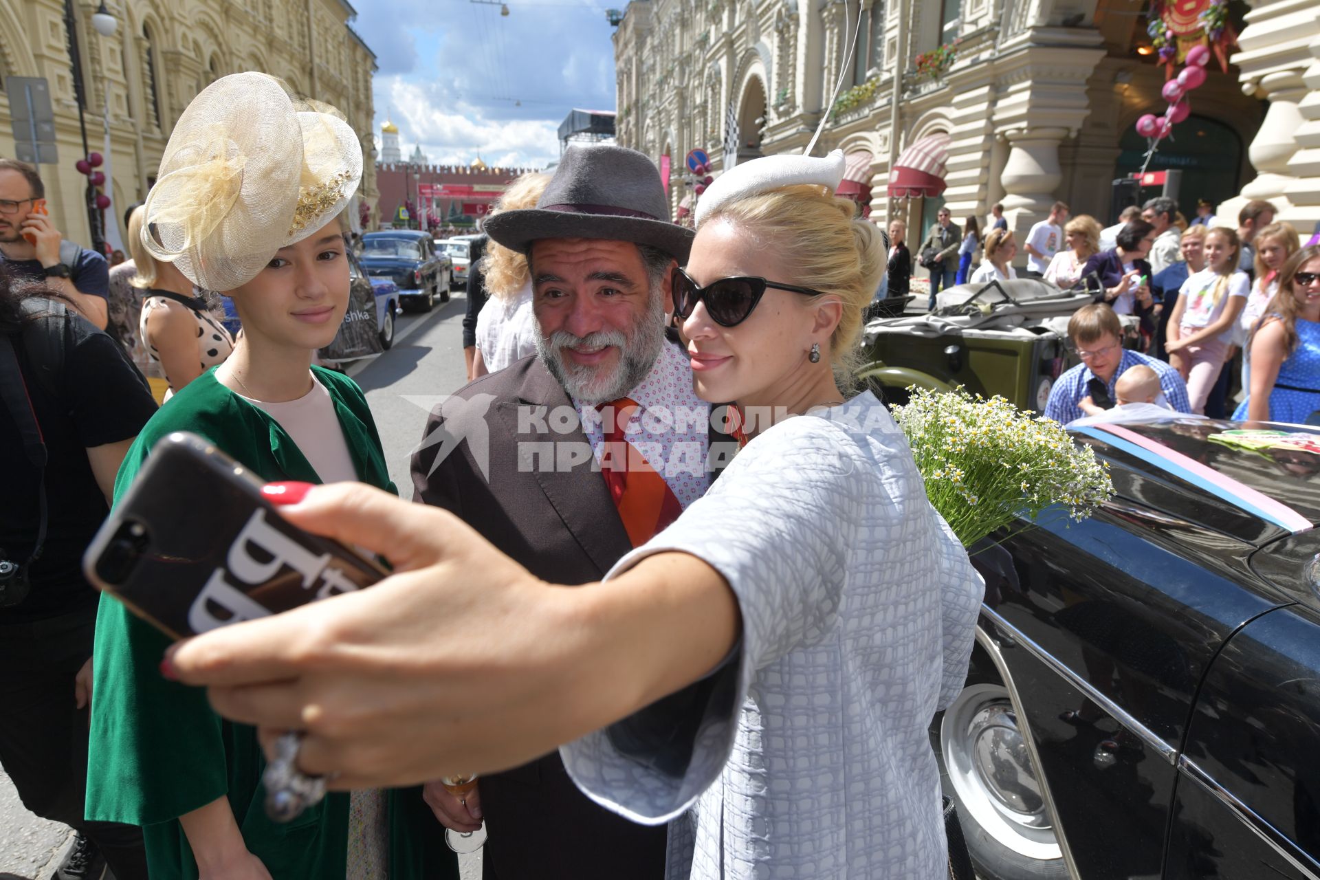 Москва.  Председатель наблюдательного совета  Bosco di Ciliegi Group Михаил Куснирович  фотографируется с Диной Немцовой ,дочерью Бориса Немцова и ее мамой  Екатериной Одинцовой   перед стартом   ГУМ-авторалли Gorkyclassic-2017 возле ГУМа.