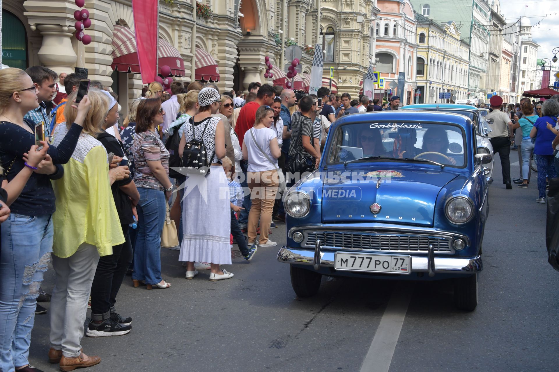 Москва. Старт экипажей ГУМ-авторалли Gorkyclassic-2017 возле ГУМа.