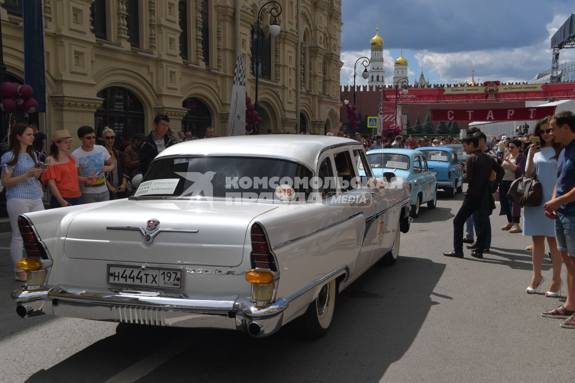 Москва. Участники   ГУМ-авторалли Gorkyclassic-2017 перед началом гонки.