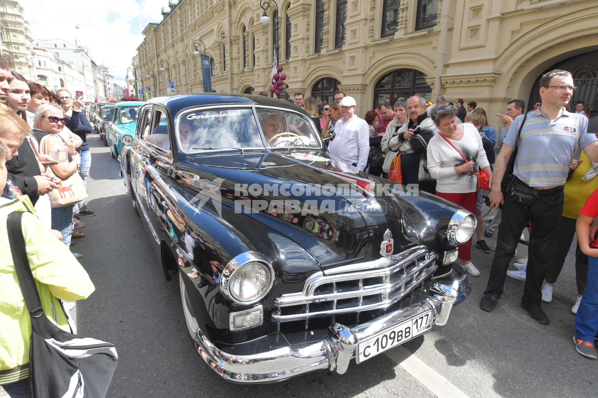 Москва. Старт экипажей ГУМ-авторалли Gorkyclassic-2017   возле ГУМа.