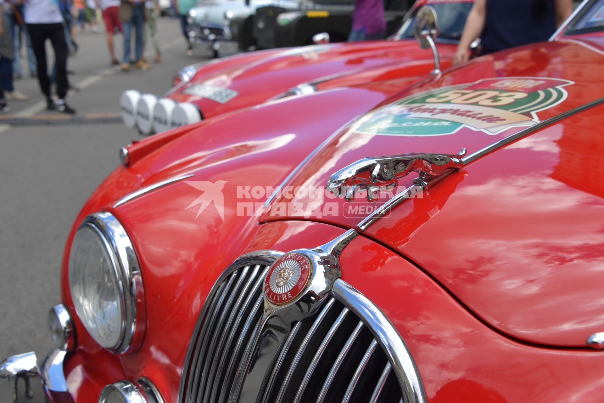 Москва. Участник  ГУМ-авторалли Gorkyclassic-2017  на  автомобиле `Jaguar ` перед стартом гонки .