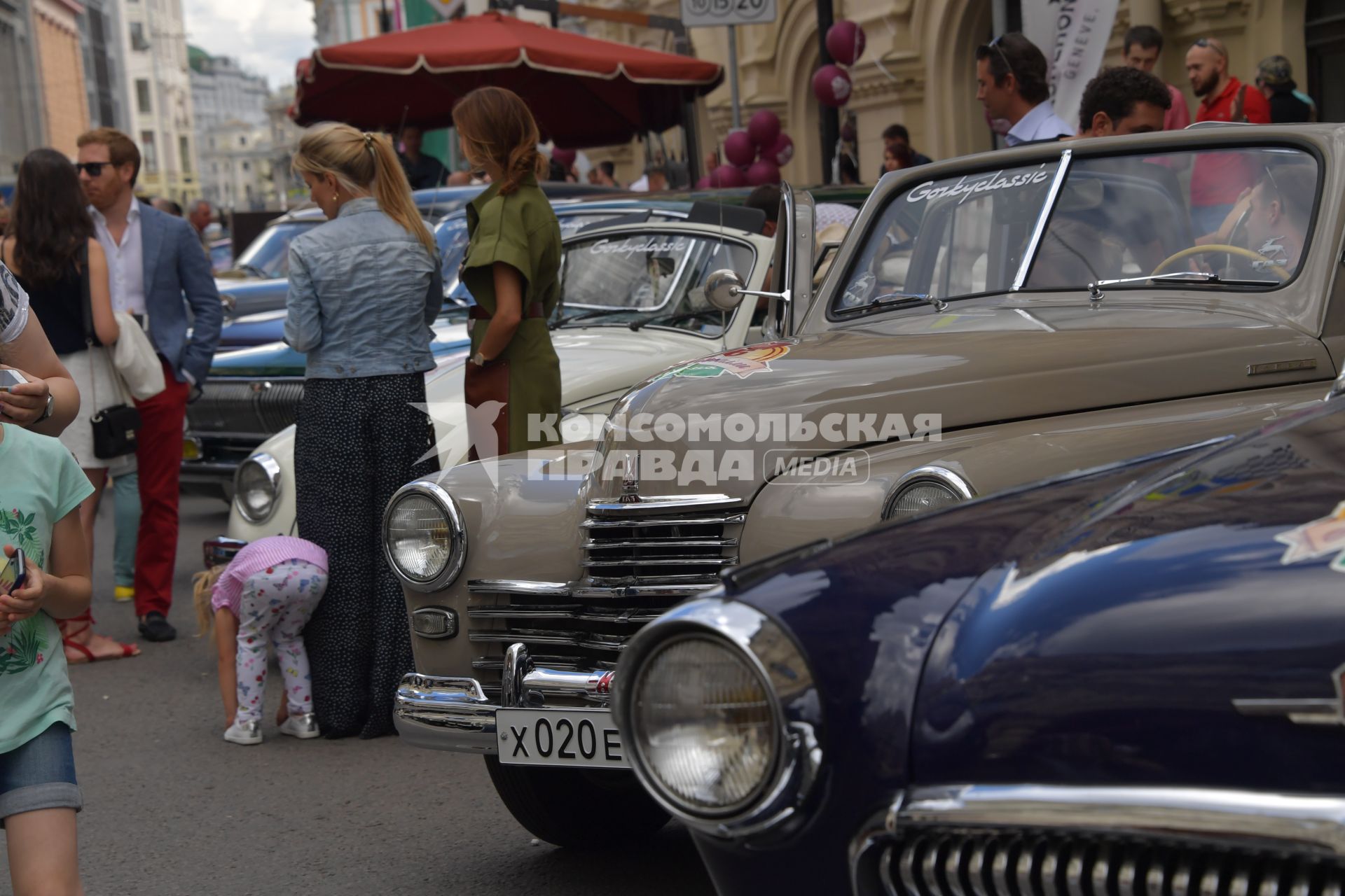 Москва. Участники и зрители   ГУМ-авторалли Gorkyclassic-2017  перед стартом гонки .