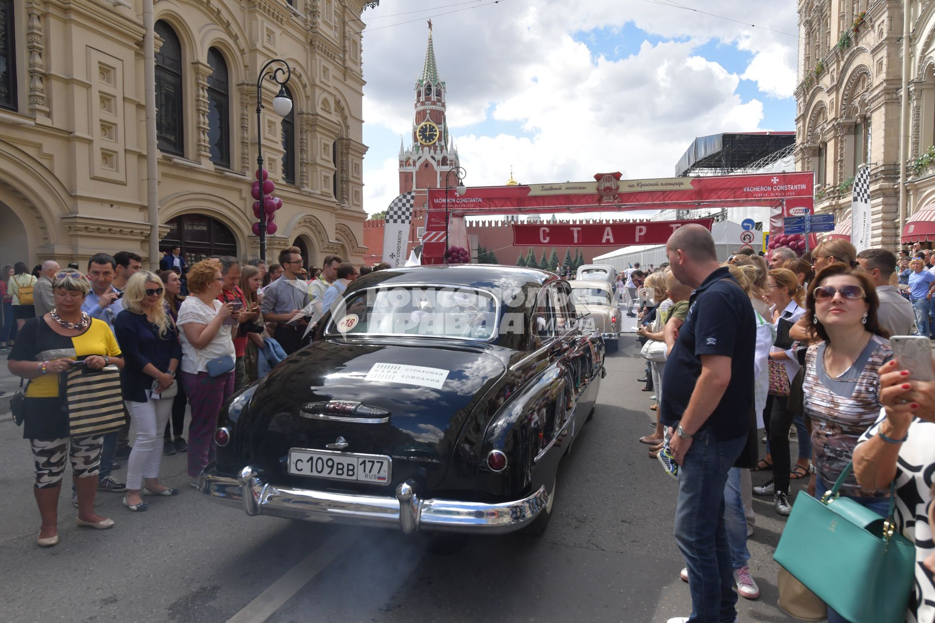 Москва. Старт экипажей ГУМ-авторалли Gorkyclassic-2017   возле ГУМа.