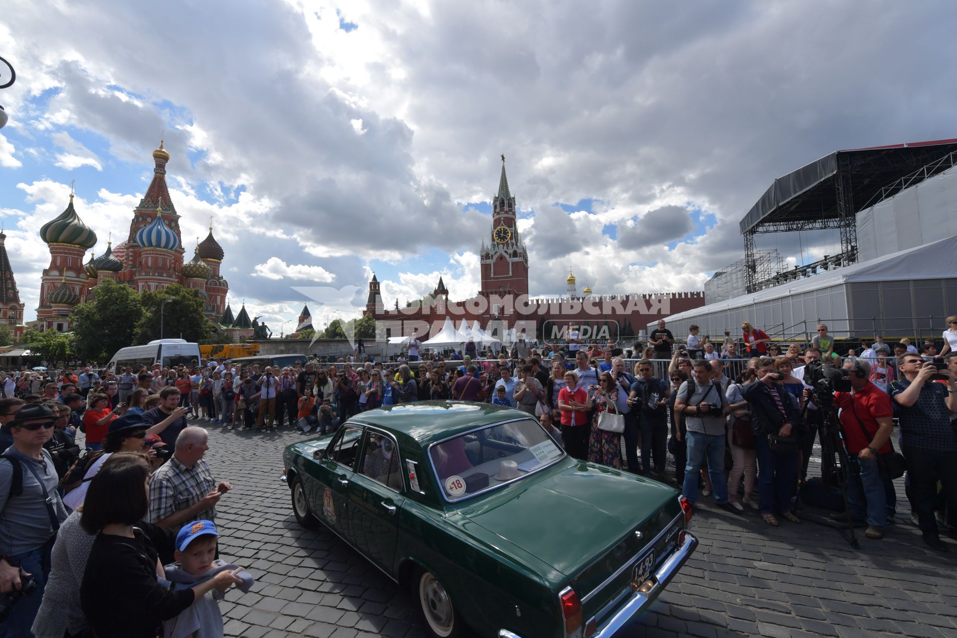 Москва. Старт экипажей ГУМ-авторалли Gorkyclassic-2017   на Красной площади.