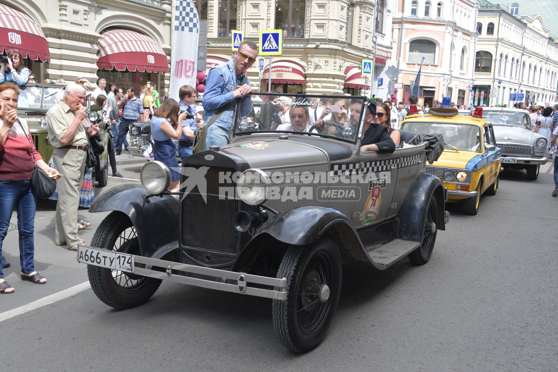 Москва. Участники   ГУМ-авторалли Gorkyclassic-2017 перед стартом гонки.