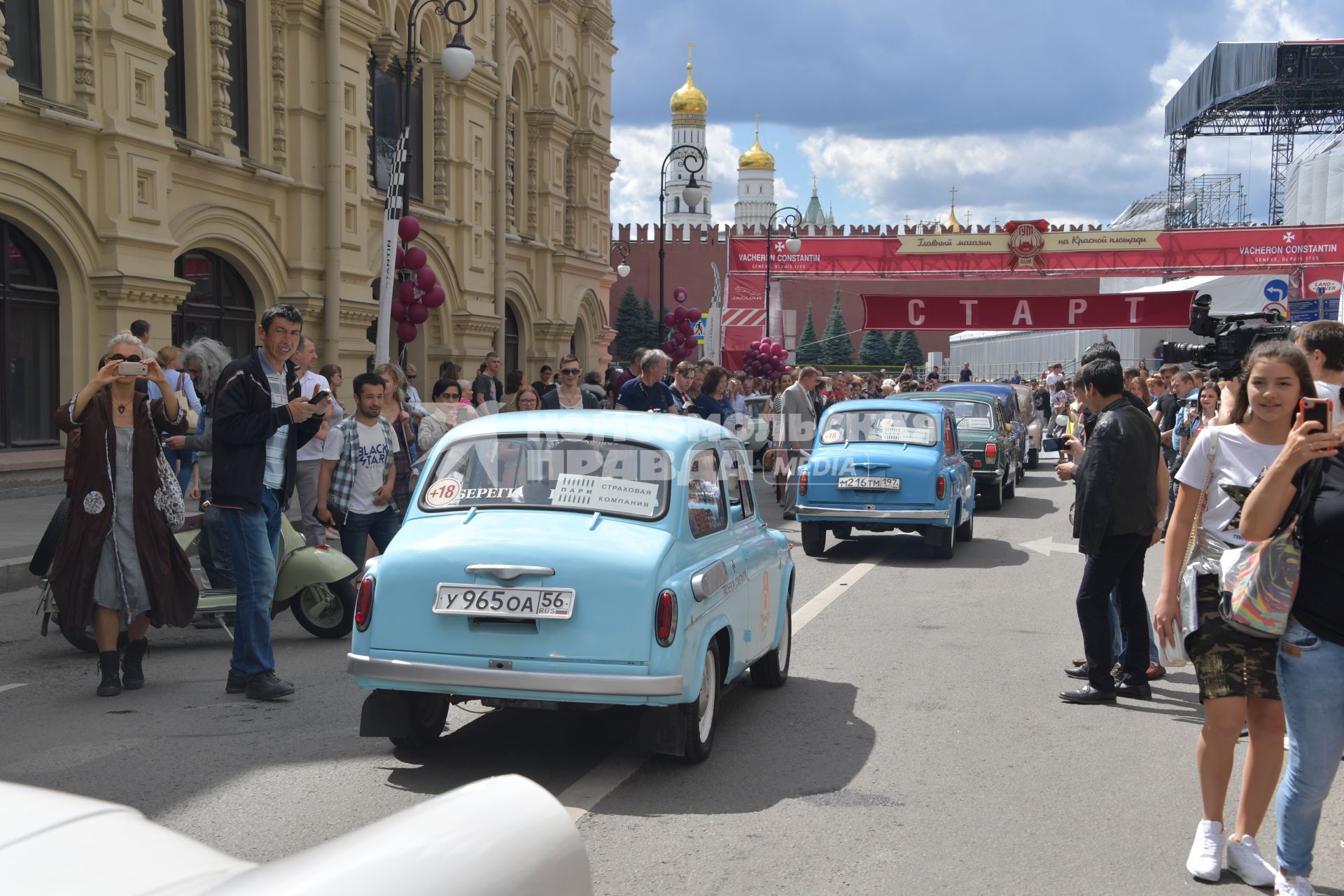 Москва. Участники   ГУМ-авторалли Gorkyclassic-2017 перед стартом гонки.