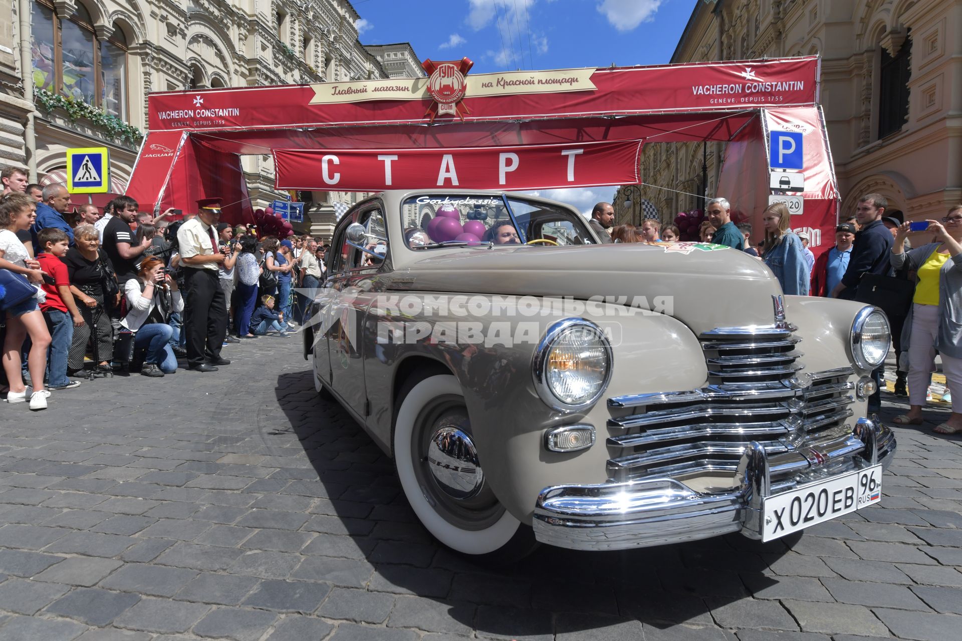 Москва. Старт экипажей ГУМ-авторалли Gorkyclassic-2017   возле ГУМа.