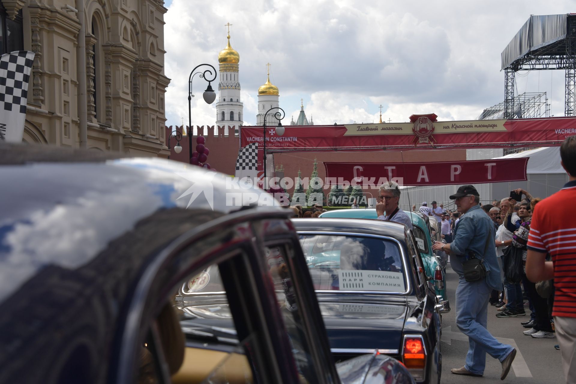 Москва. Старт экипажей ГУМ-авторалли Gorkyclassic-2017   возле ГУМа.