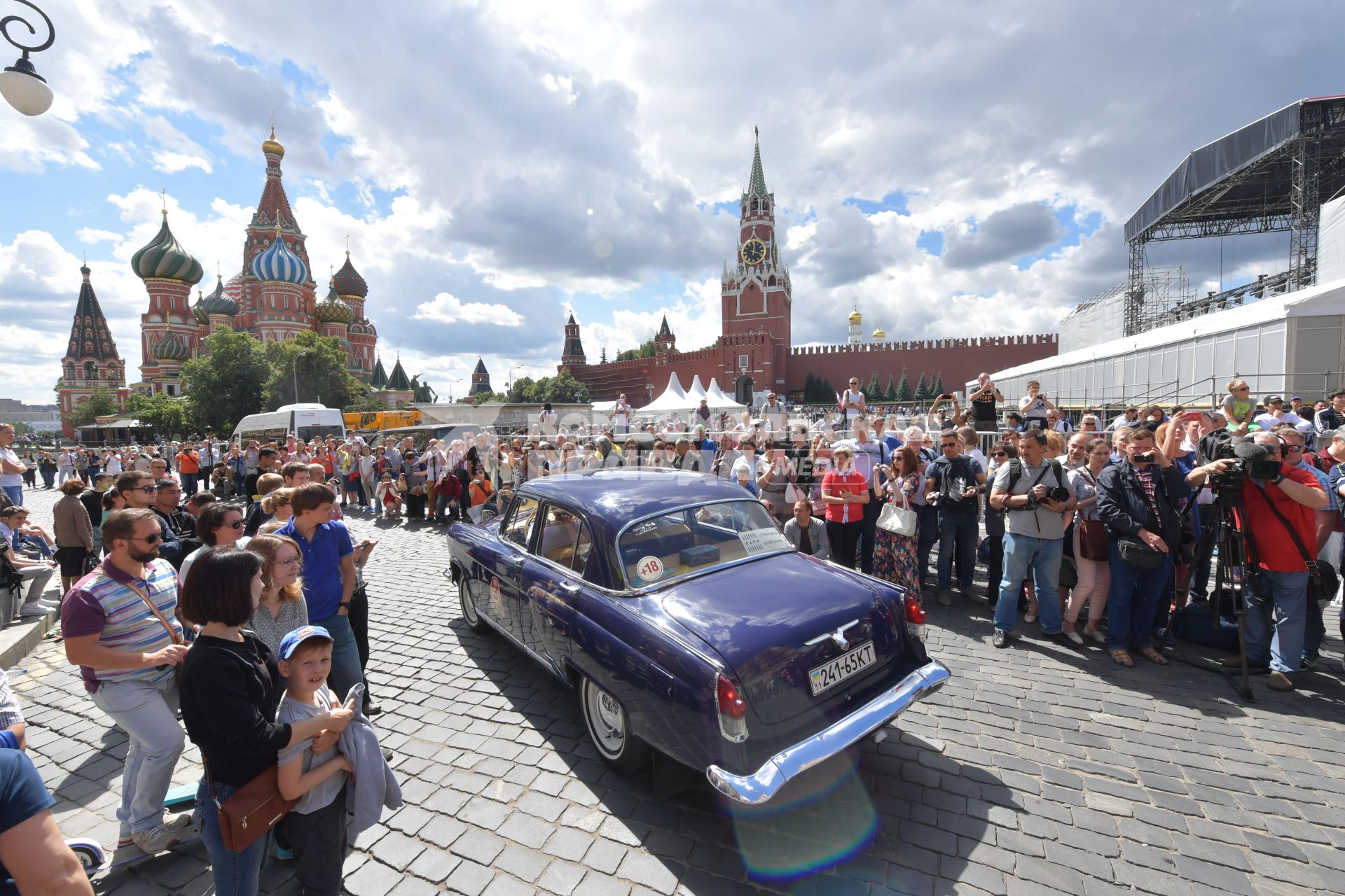 Москва. Старт экипажей ГУМ-авторалли Gorkyclassic-2017   на Красной площади.