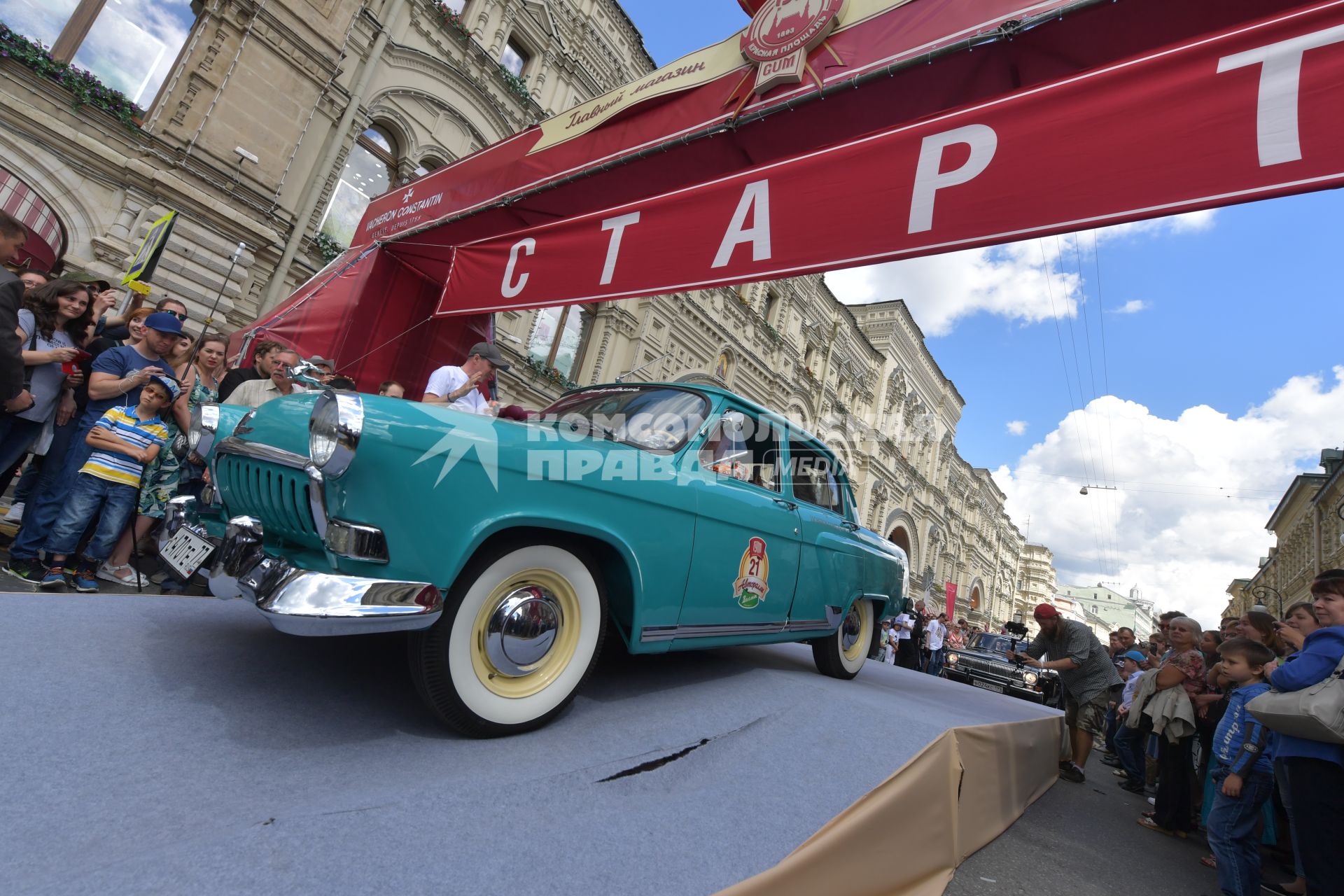 Москва. Старт экипажей ГУМ-авторалли Gorkyclassic-2017   возле ГУМа.