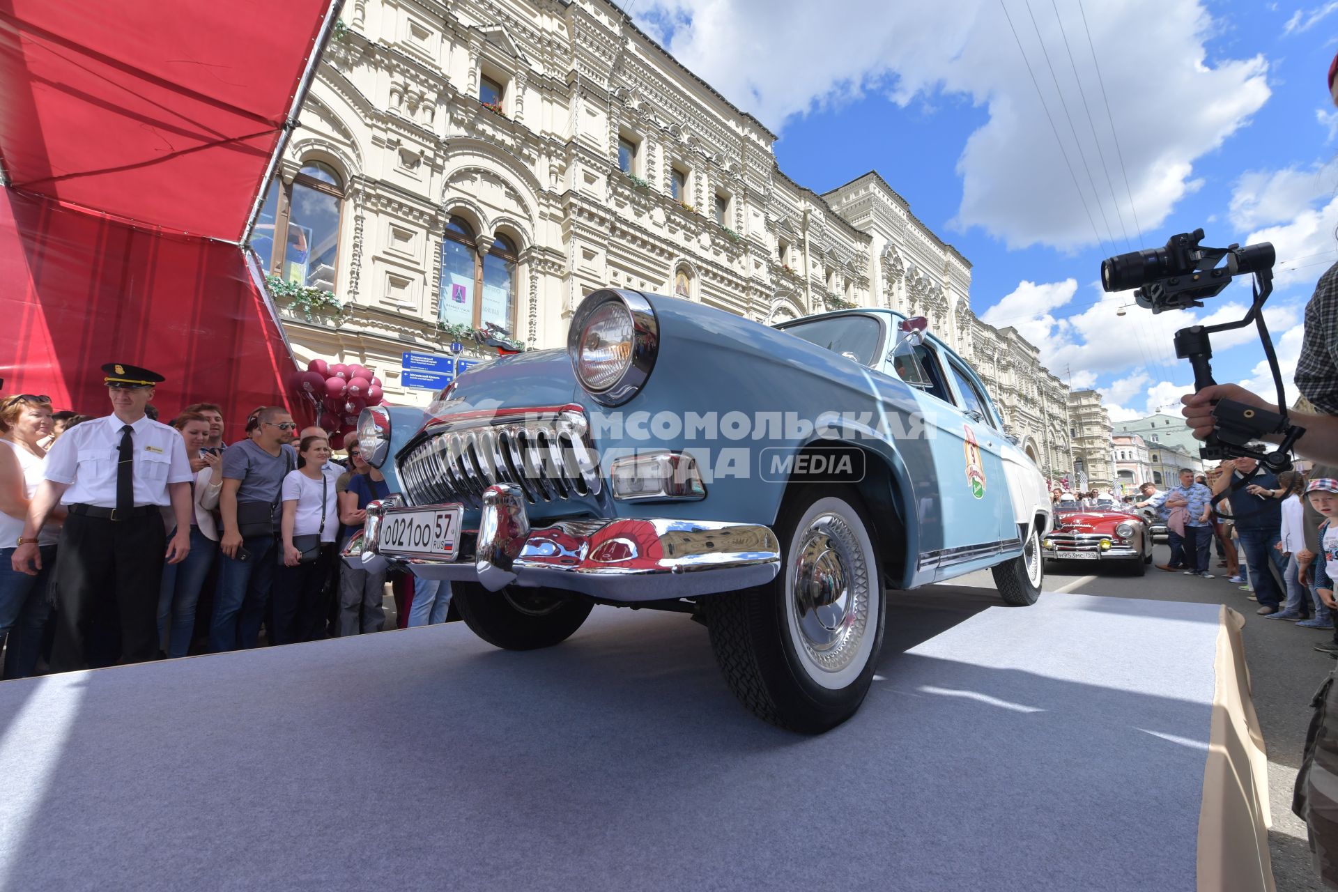 Москва. Старт экипажей ГУМ-авторалли Gorkyclassic-2017   возле ГУМа.