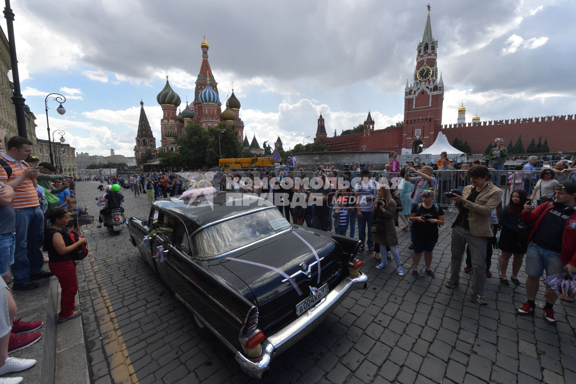 Москва. Автомобиль `Чайки`   в свадебном убранстве  перед стартом  ГУМ-авторалли Gorkyclassic-2017  на Красной площади.