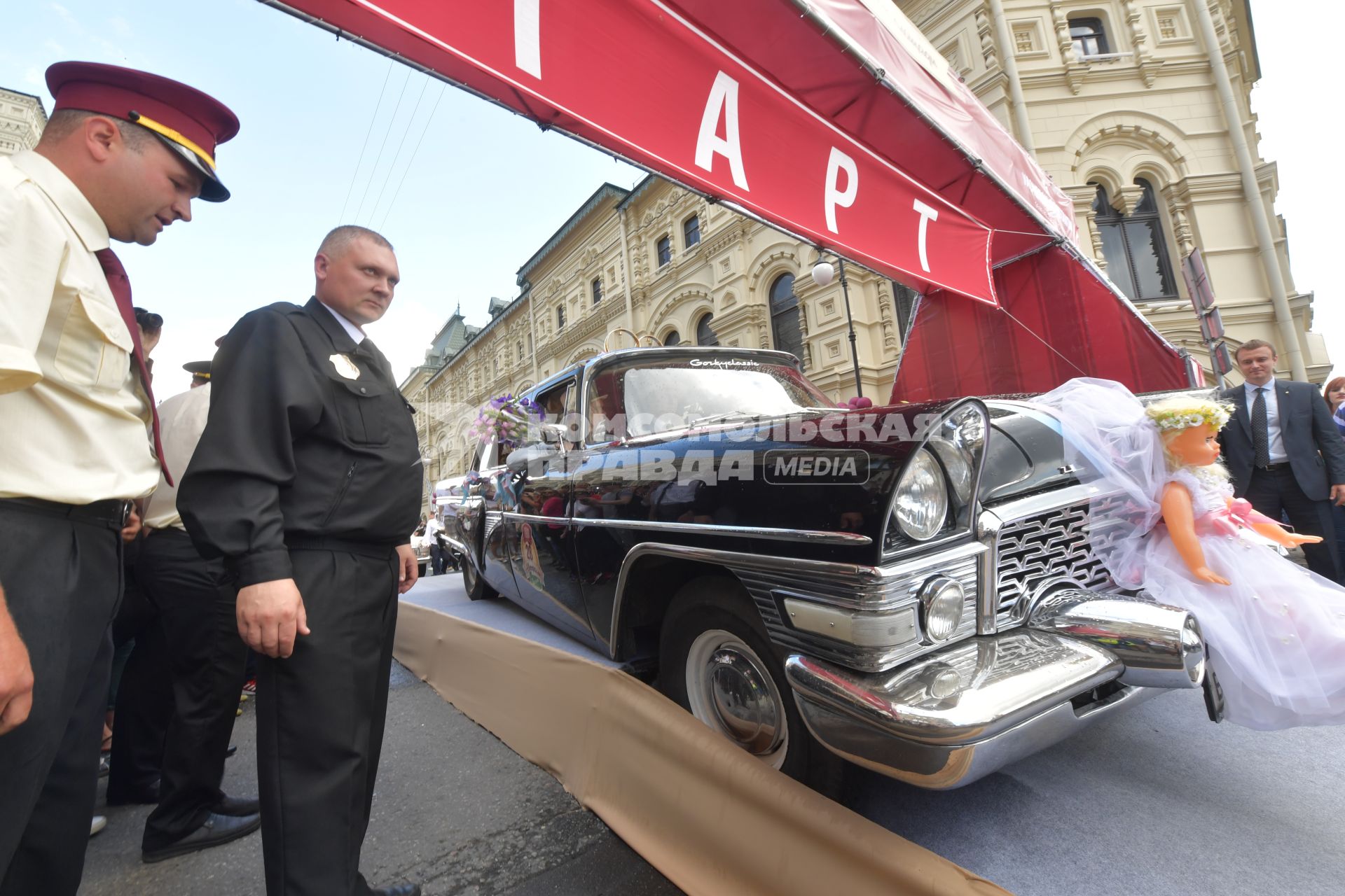 Москва. Автомобиль `Чайки`   в свадебном убранстве  перед стартом  ГУМ-авторалли Gorkyclassic-2017 возле ГУМа.