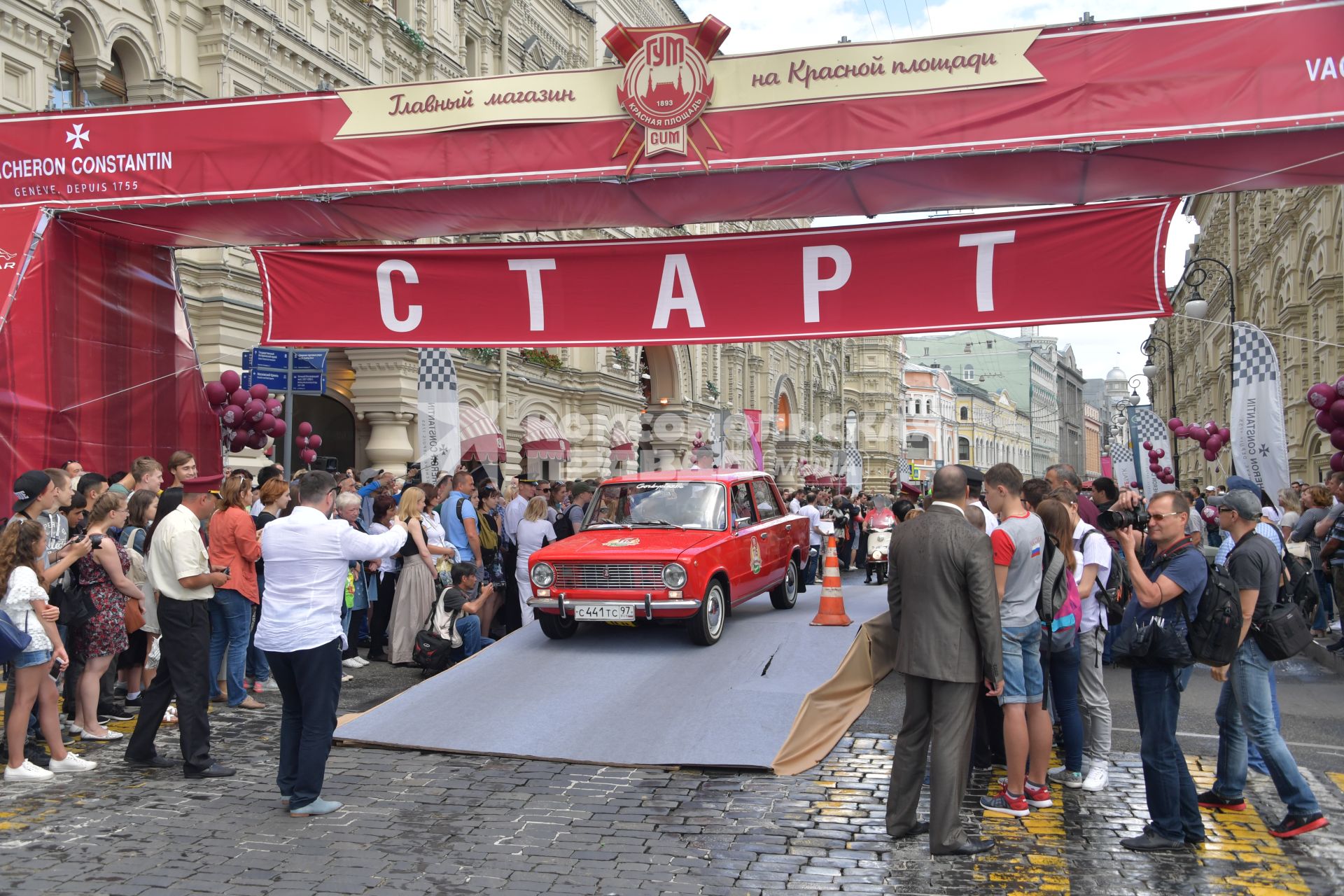 Москва. Старт экипажей ГУМ-авторалли Gorkyclassic-2017   возле ГУМа.