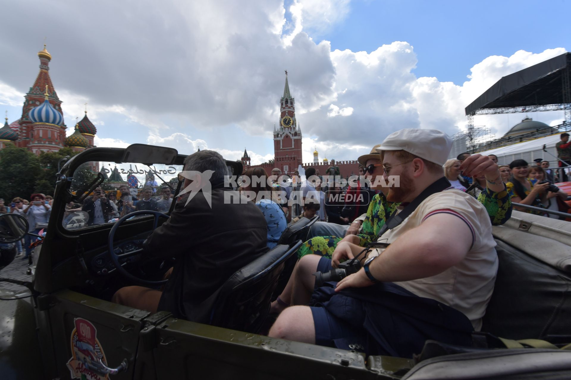 Москва. Старт экипажей ГУМ-авторалли Gorkyclassic-2017    на Красной площади.