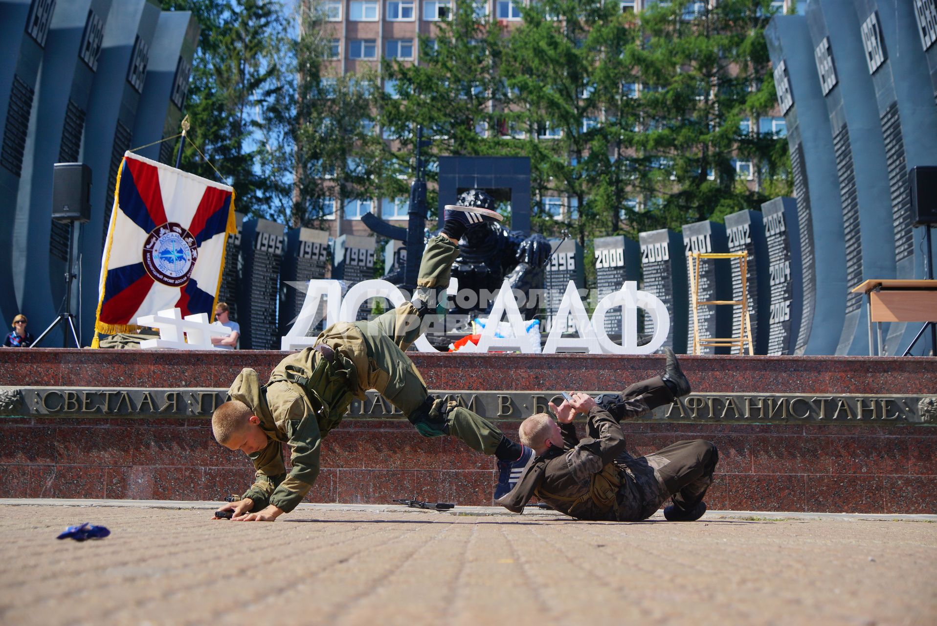 Екатеринбург. Показательное выступление побойцов во время встречи комплексного международного комбинированного пробега из Владивостока в Минск, посвященного 90-летию ДОСААФ России