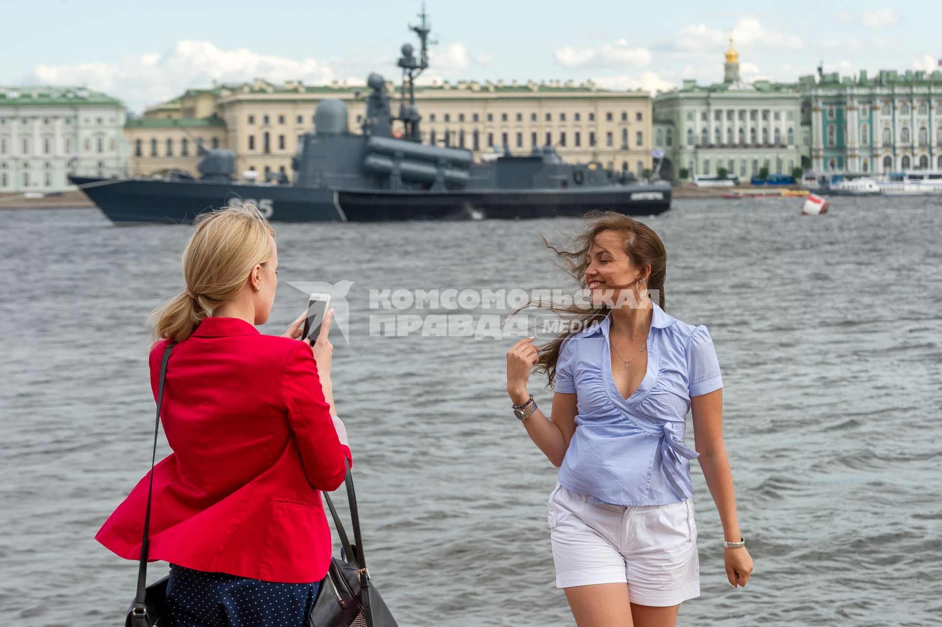 Санкт-Петербург. Девушки фотографируются на фоне военных кораблей  во время репетиции парада  посвященного Дню ВМФ в аквтории Невы.