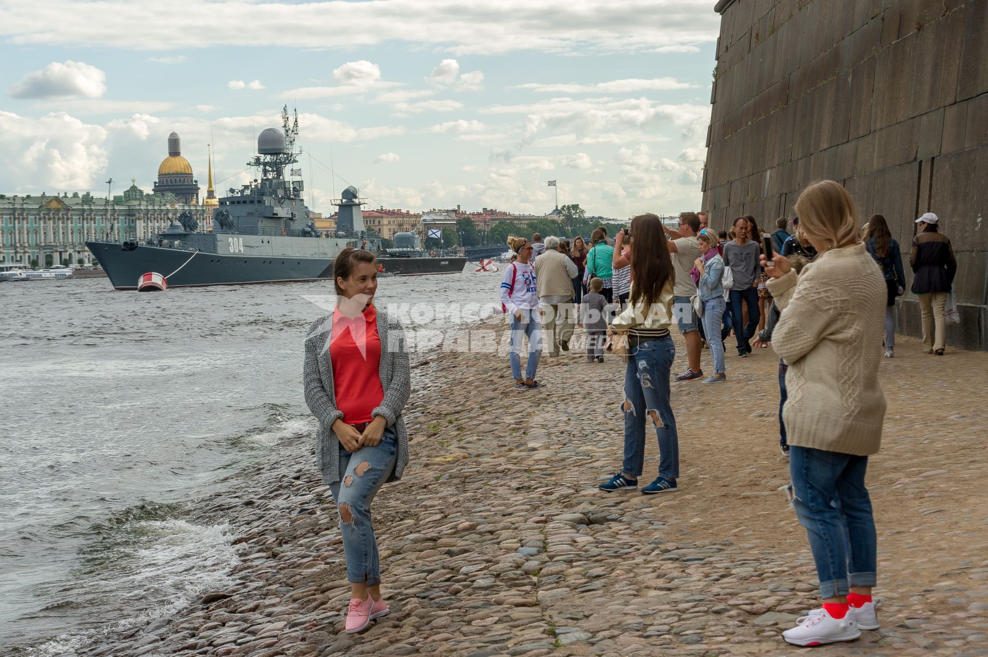 Санкт-Петербург.Туристы фотографируют военные корабли  во время репетиции парада  посвященного Дню ВМФ.