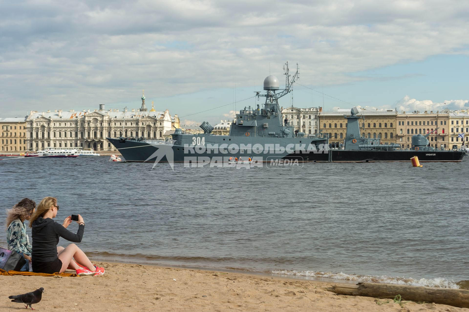 Санкт-Петербург. Противолодочный корабль `Уренгой` во время репетиции парада  посвященного Дню ВМФ в аквтории Невы.