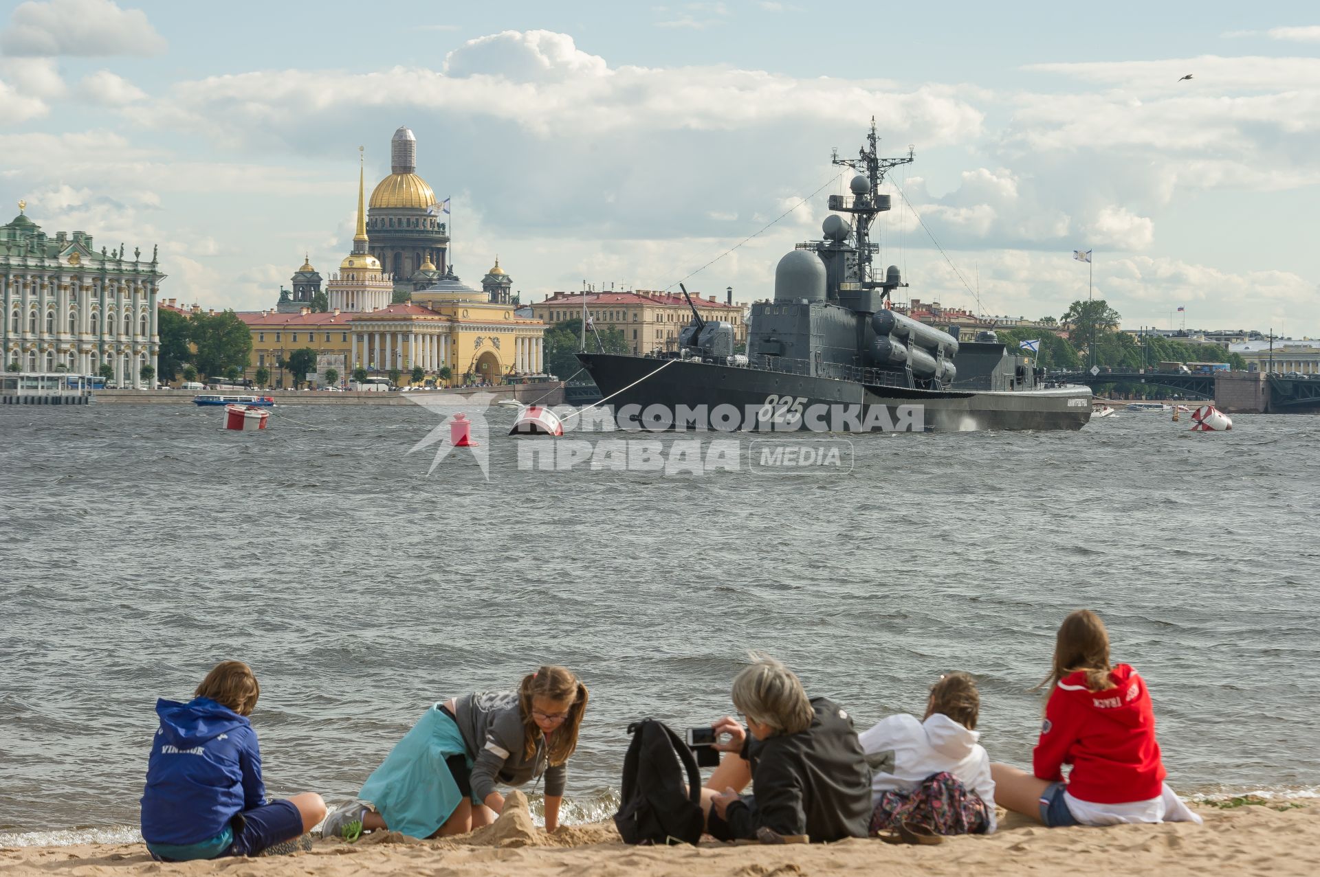 Санкт-Петербург. Большой ракетный катер `Дмитровград` во время репетиции парада  посвященного Дню ВМФ в аквтории Невы.