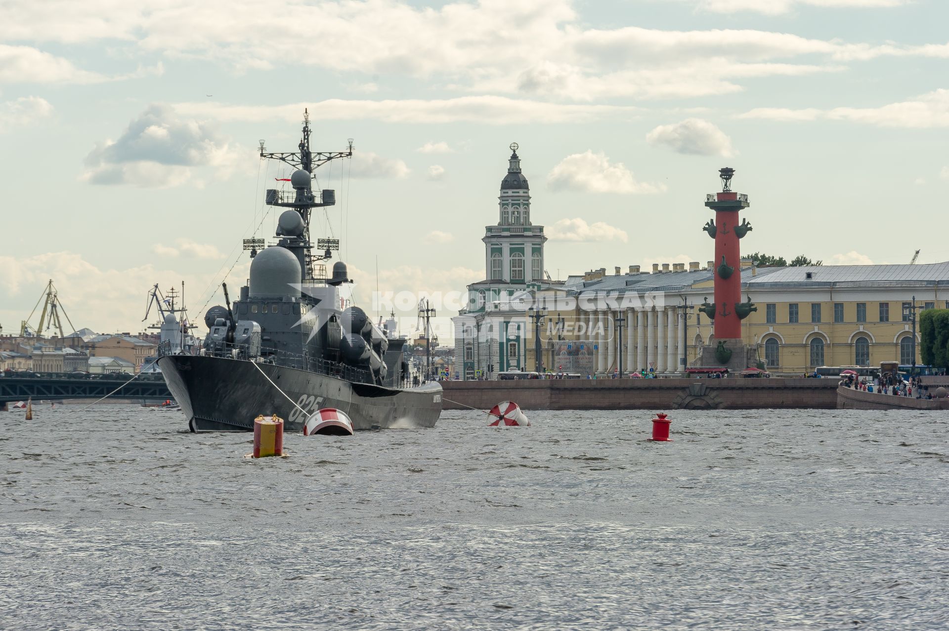 Санкт-Петербург. Большой ракетный катер `Дмитровград` во время репетиции парада  посвященного Дню ВМФ в аквтории Невы.