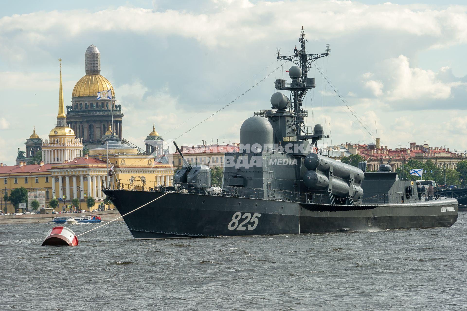 Санкт-Петербург. Большой ракетный катер `Дмитровград` во время репетиции парада  посвященного Дню ВМФ в аквтории Невы.