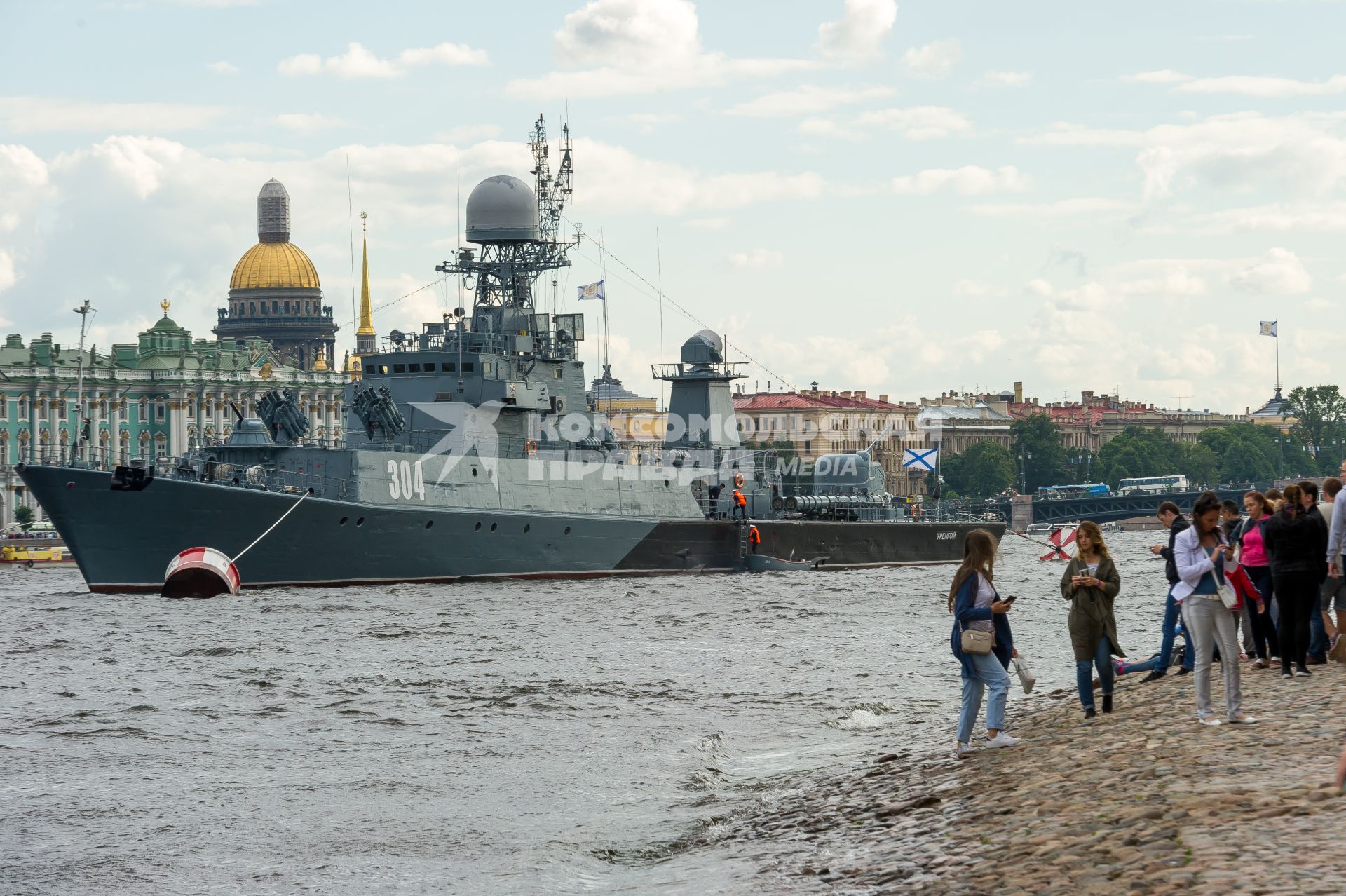 Санкт-Петербург. Туристы фотографируют военные корабли  во время репетиции парада  посвященного Дню ВМФ.