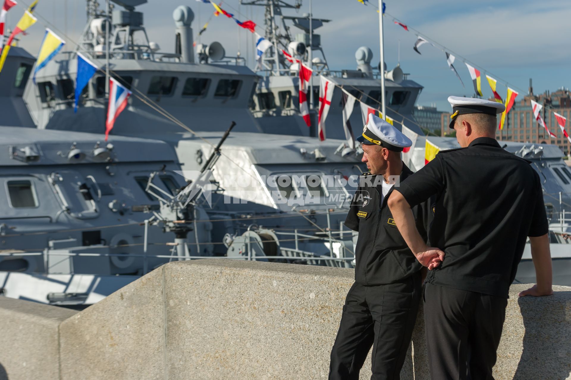 Санкт-Петербург. Во время репетиции парада  посвященного Дню ВМФ в аквтории Невы.