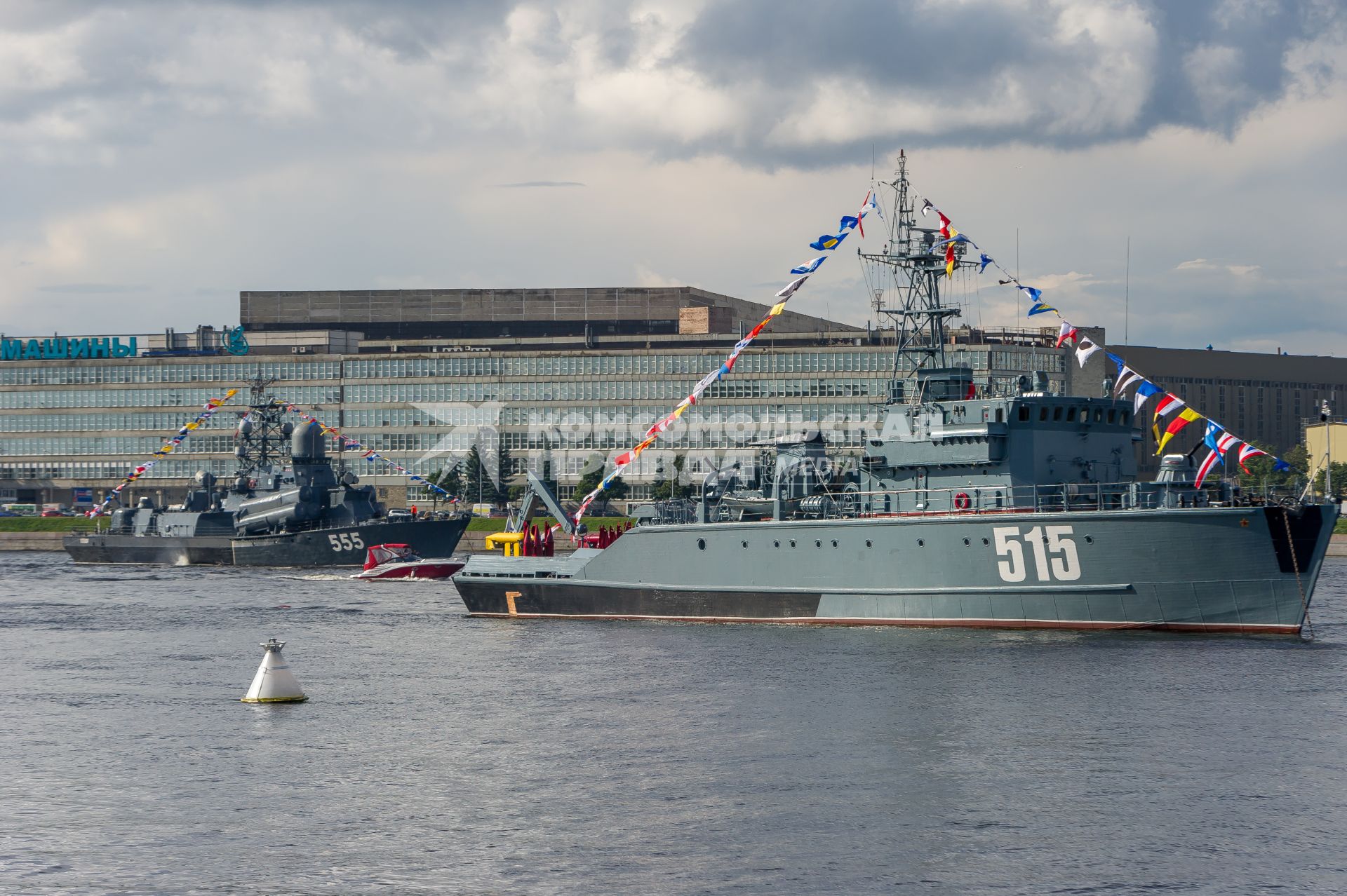 Санкт-Петербург. Во время репетиции парада  посвященного Дню ВМФ в аквтории Невы.