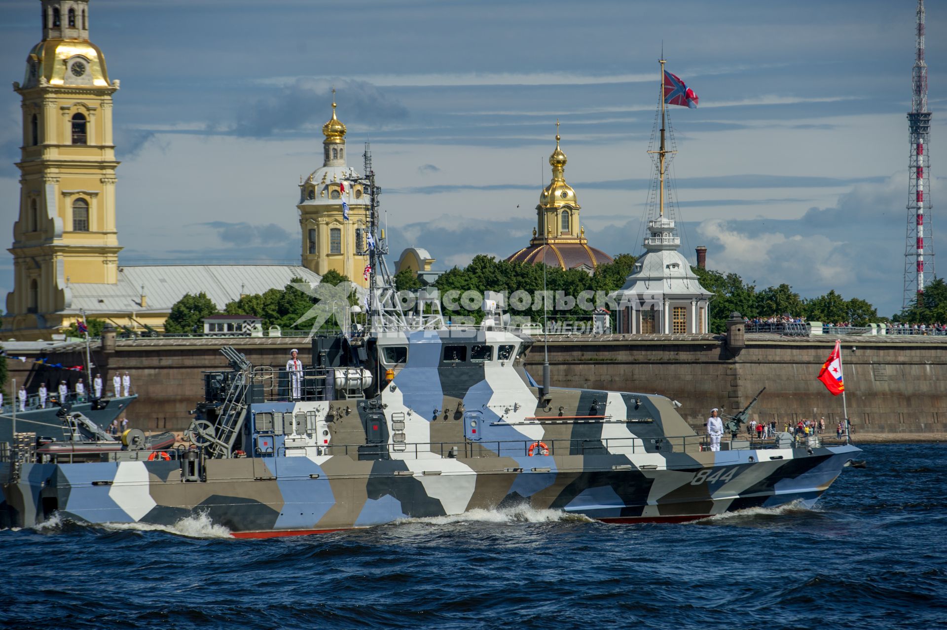 Санкт-Петербург. Противодиверсионный катер   во время репетиции  парада  посвященного Дню ВМФ в аквтории Невы.