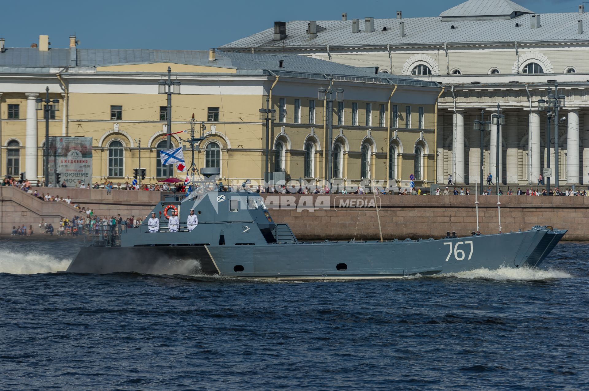 Санкт-Петербург. Репетиция  парада  посвященного Дню ВМФ в аквтории Невы.