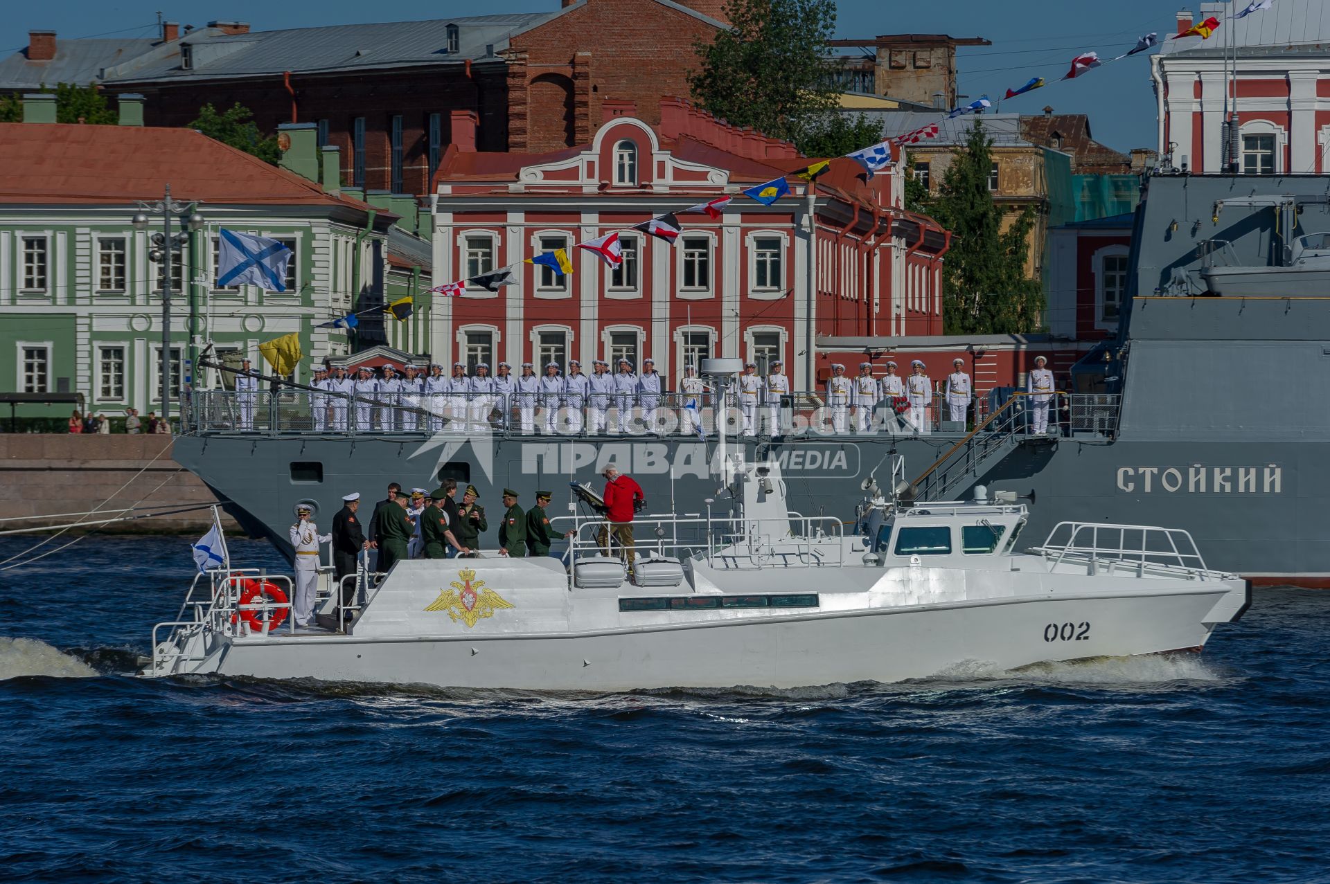 Санкт-Петербург. Корвет `Стойкий` во время репетиции парада  посвященного Дню ВМФ в аквтории Невы.