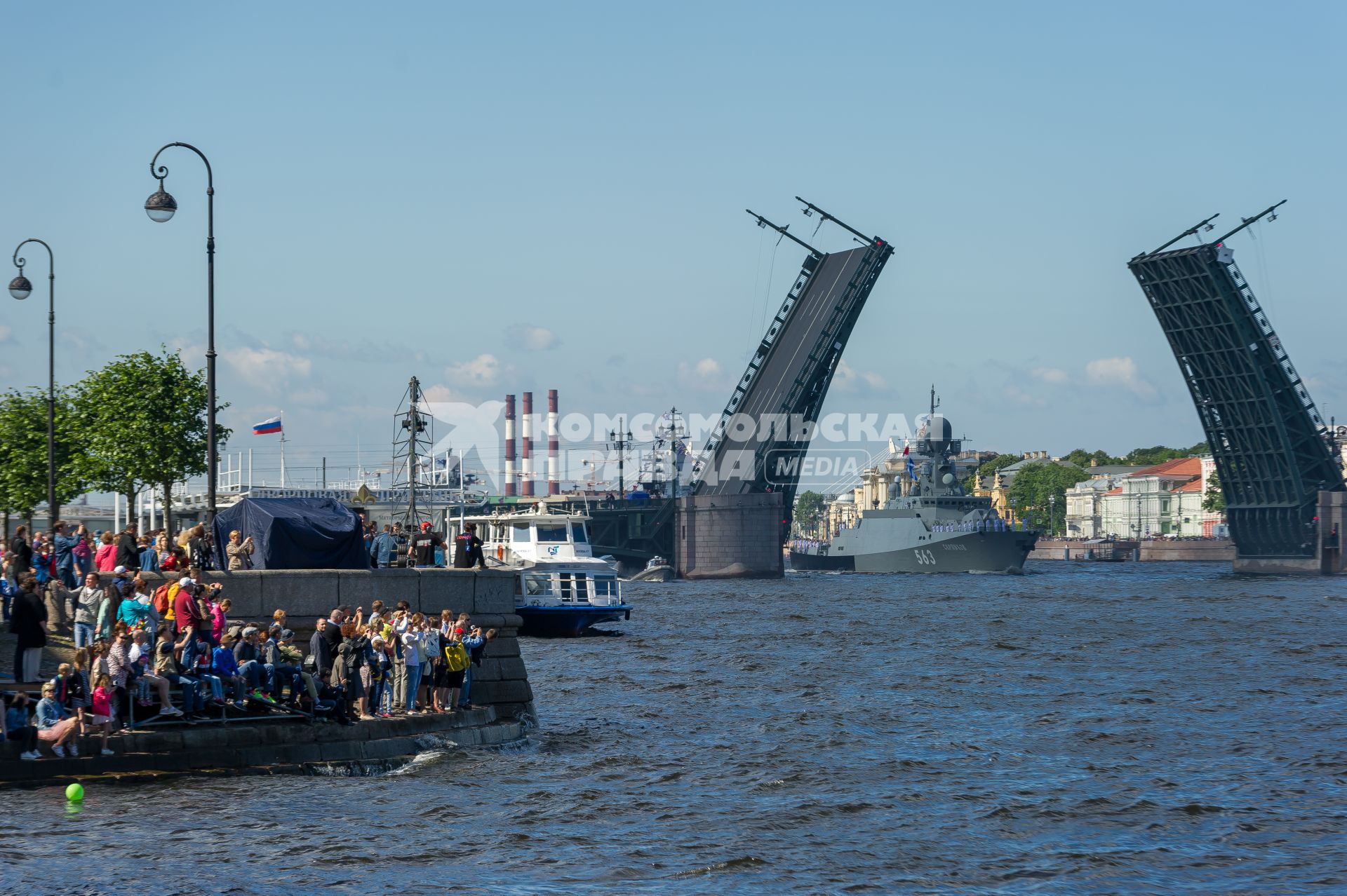 Санкт-Петербург. Ракетный корабль `Серпухов`  во время репетиции  парада  посвященного Дню ВМФ в аквтории Невы.