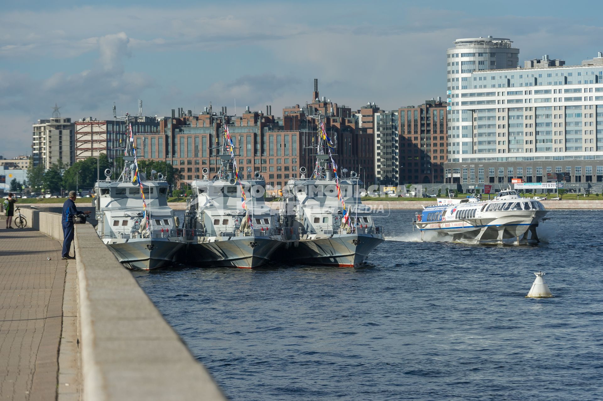 Санкт-Петербург. Военные корабли во время репетиции парада  посвященного Дню ВМФ в аквтории Невы.